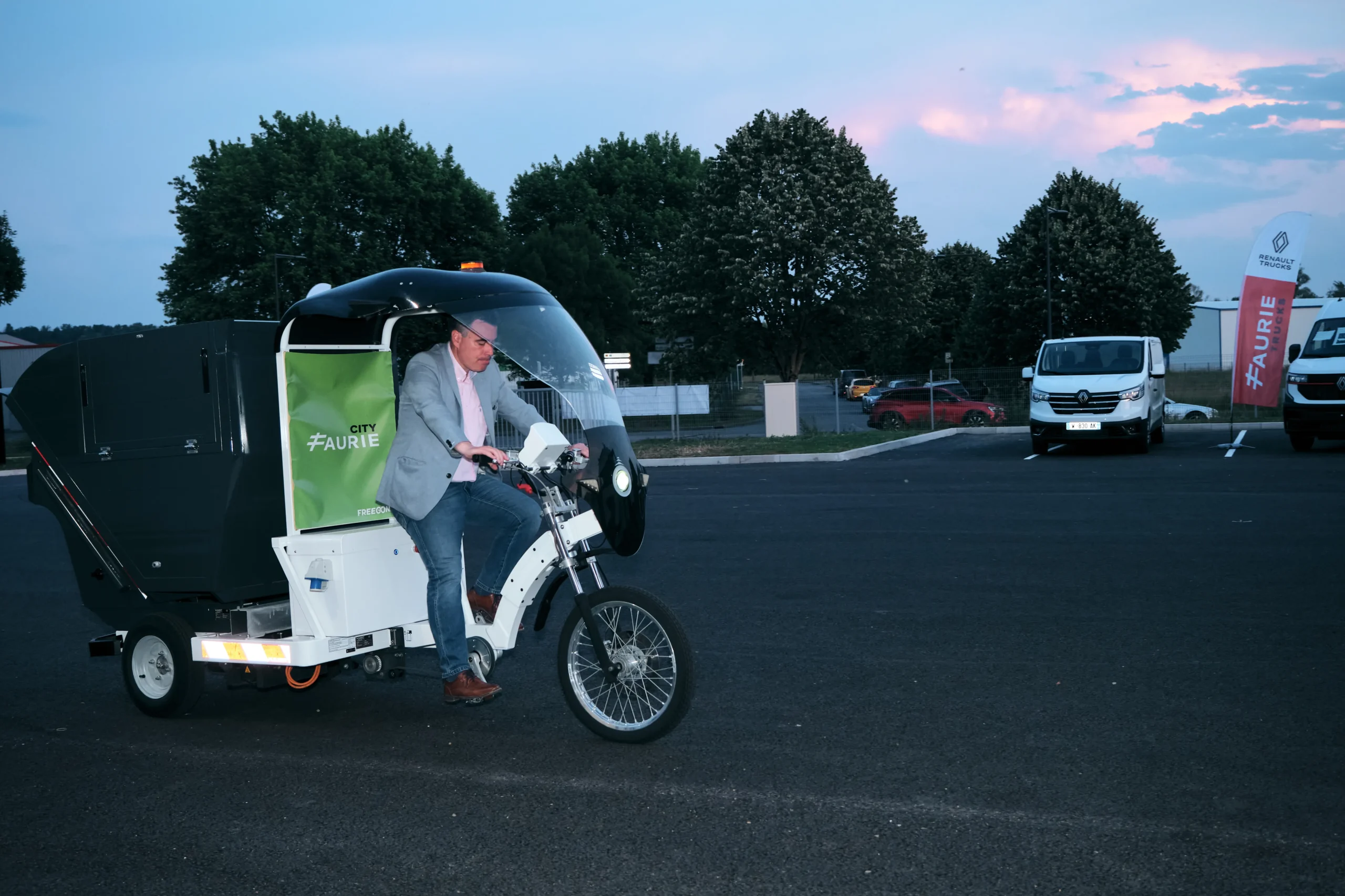 Transfert VIP Laval berline noire stationnement Cosmodôme · INNOV'events