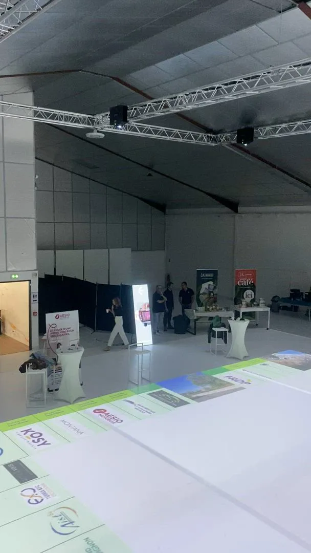 animation de kiosque Laval démonstration interactive visiteurs attroupés autour du kiosque · INNOV'events