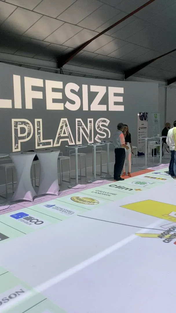Retractable banners aligned at the entrance of a Laval event hall · INNOV'events