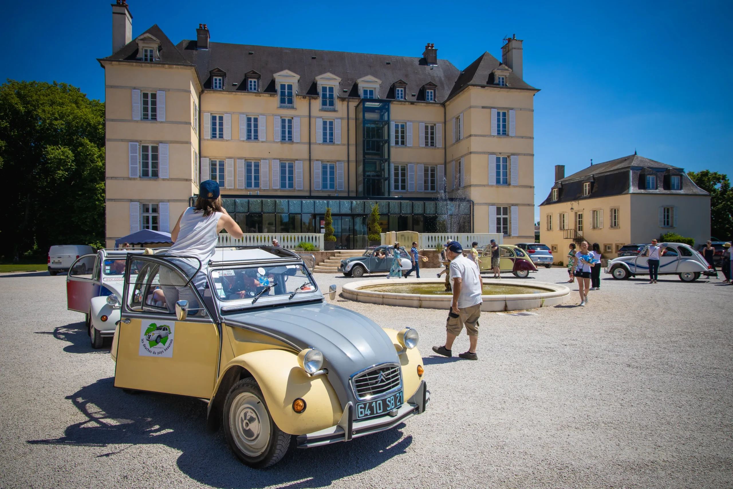 Photo challenge during 2CV rally in Laval at Vieux-Saint-Vincent-de-Paul · INNOV'events