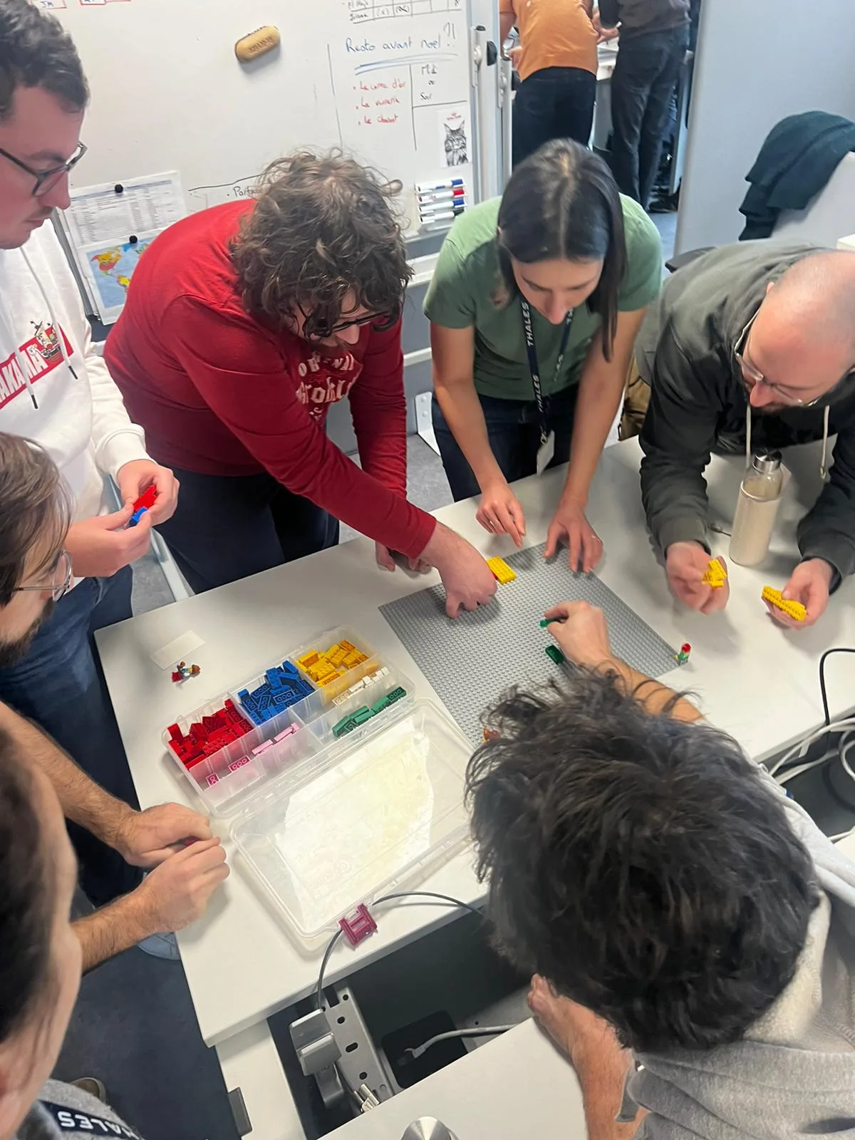 LEGO challenge executive team Laval small group intimate room · INNOV'events