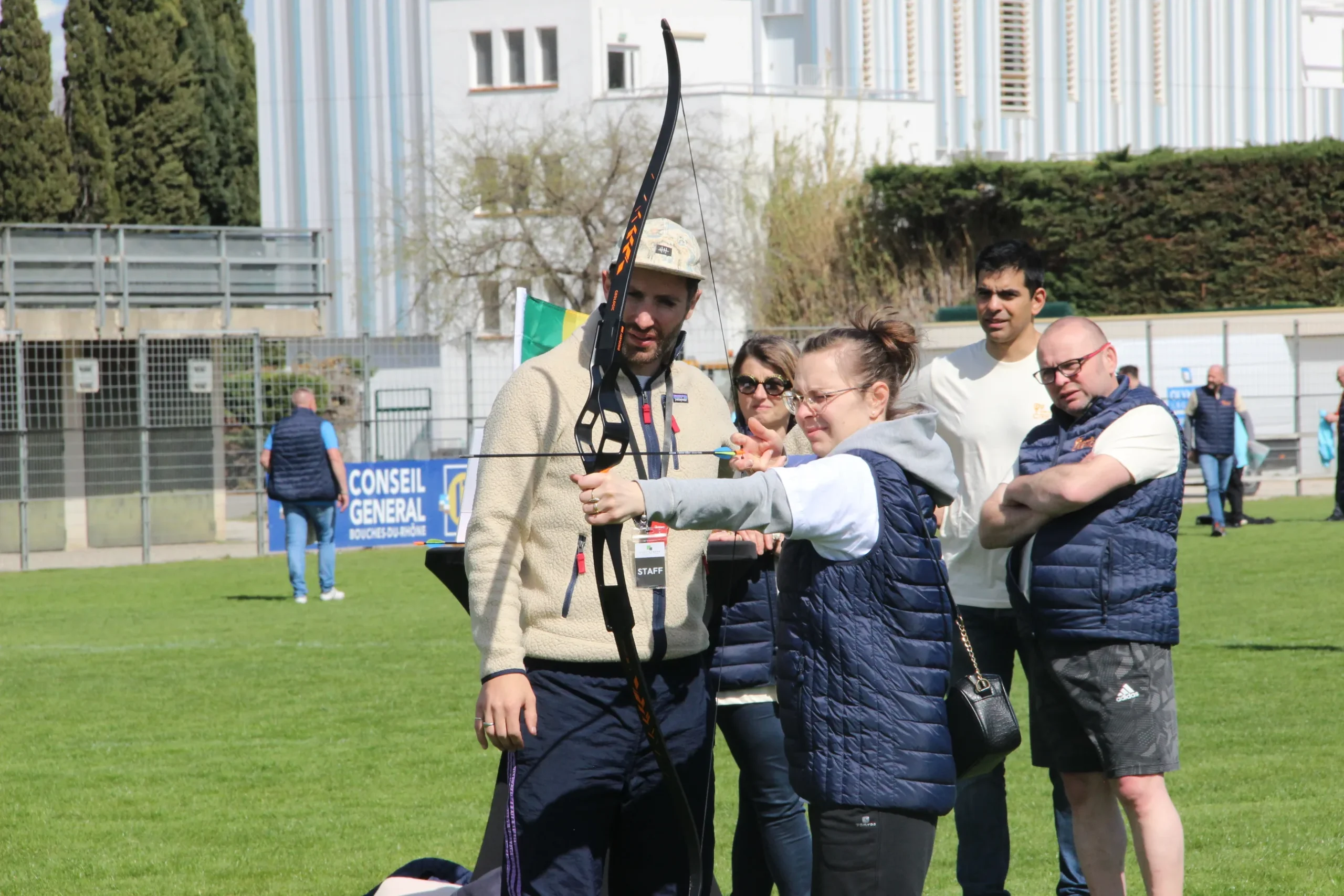 Corporate archery Quebec participants outdoors on Île d'Orléans with the St. Lawrence River · INNOV'events