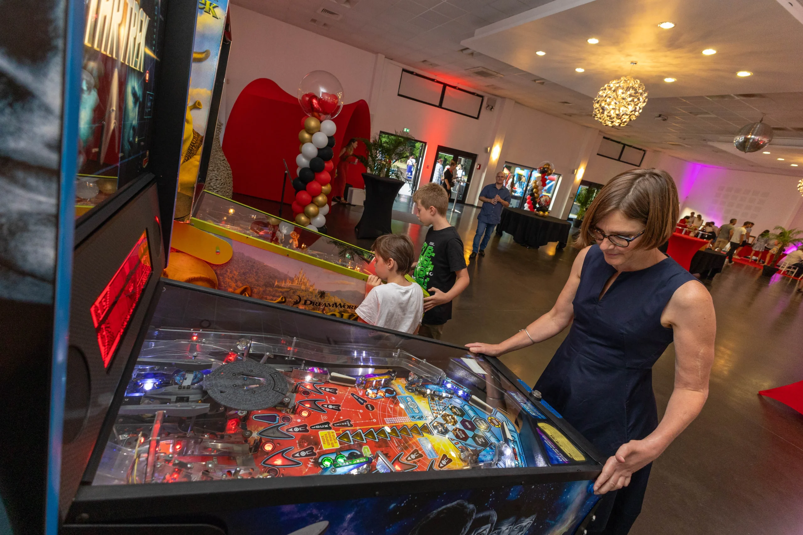 Corporate arcade games Laval evening event ambient lighting · INNOV'events