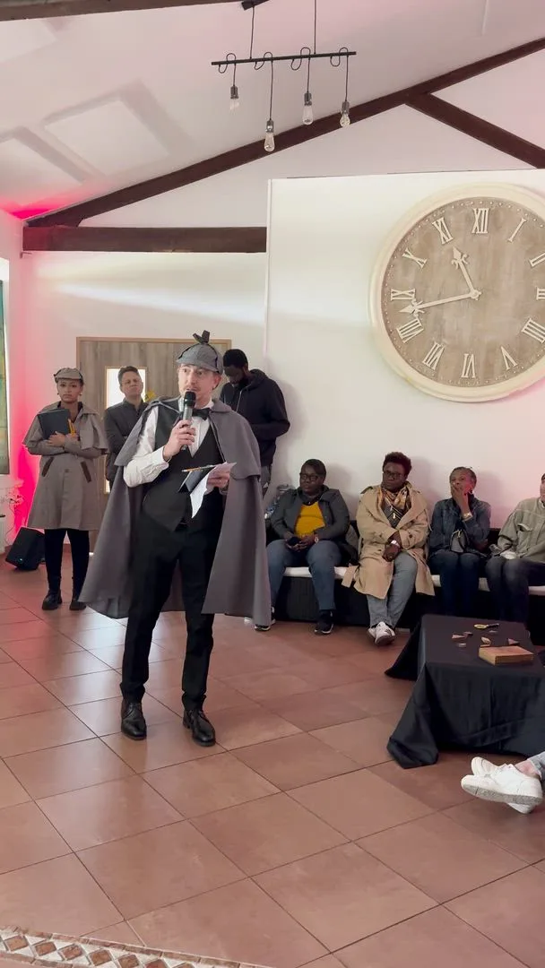 Corporate investigation entertainment in Laval, clue handout under dim lighting · INNOV'events event management