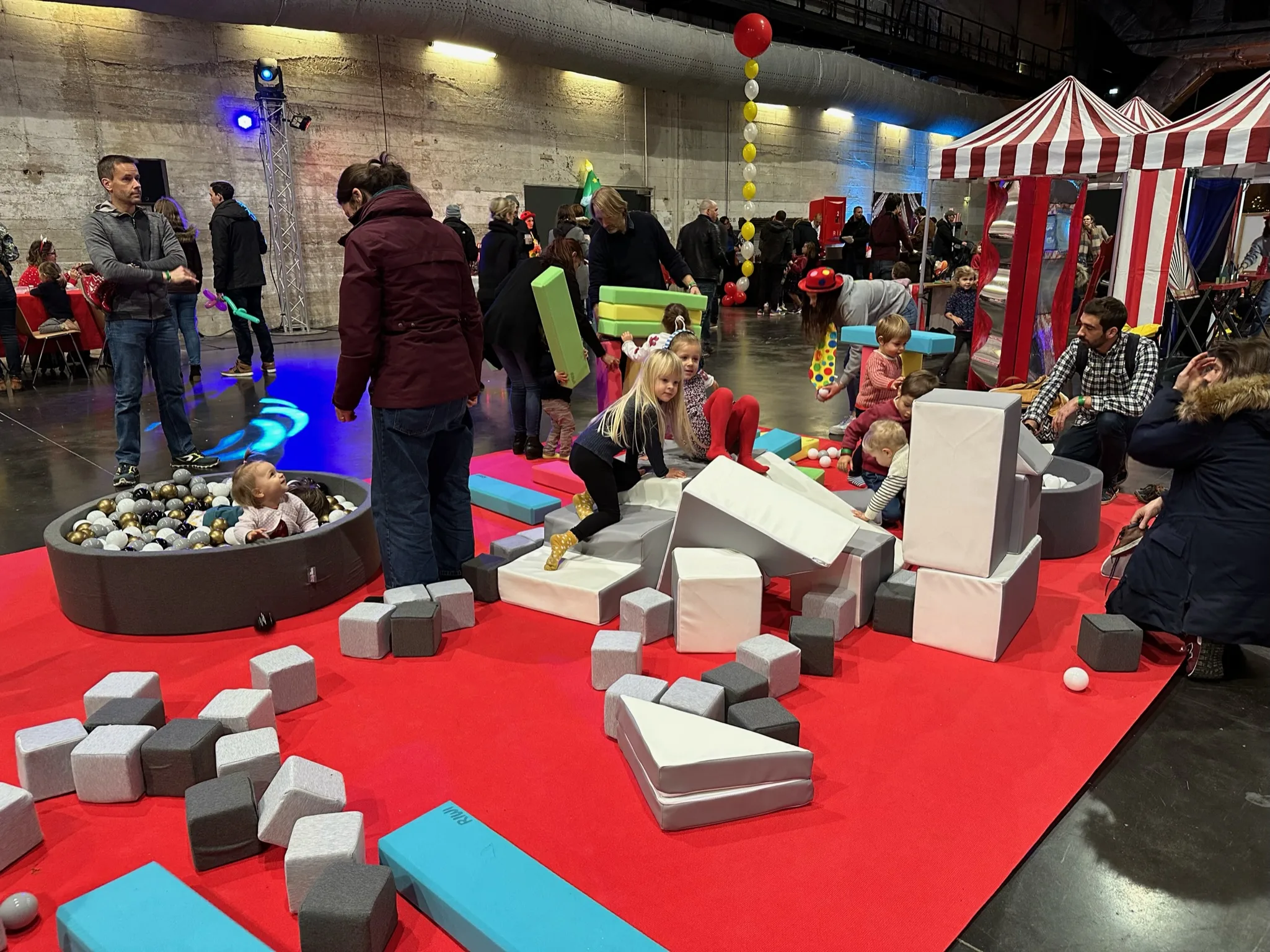 Atelier créatif enfants événement corporatif Québec Vieux-Québec en arrière-plan · INNOV'events