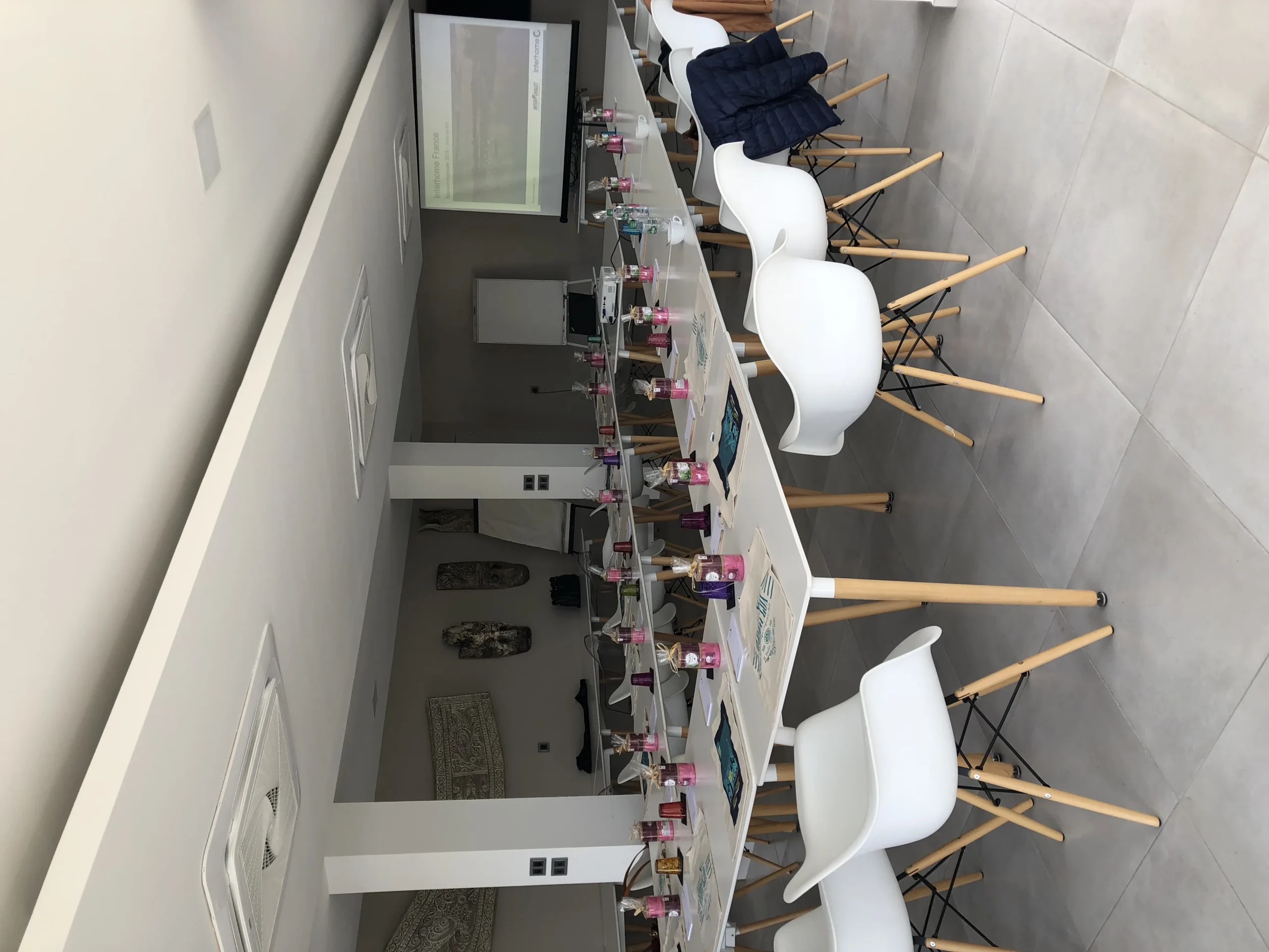 Attendees on coffee break at a corporate meeting in Laval flexible venue space · INNOV'events
