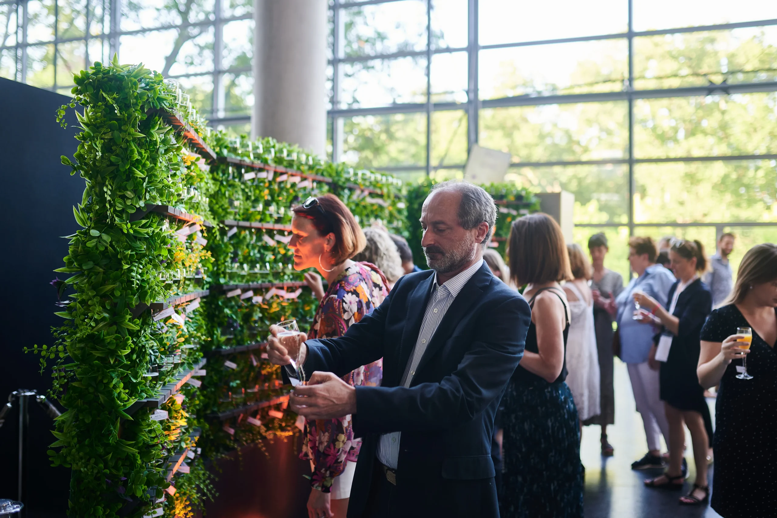 Challenge olfactif Montréal équipes présentant leur création devant jury interne · INNOV'events