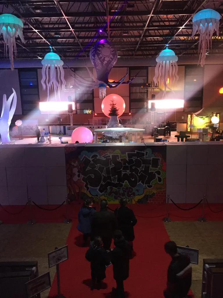 Adult costume evening halloween in Laval decorated hall with costumed employees · INNOV'events