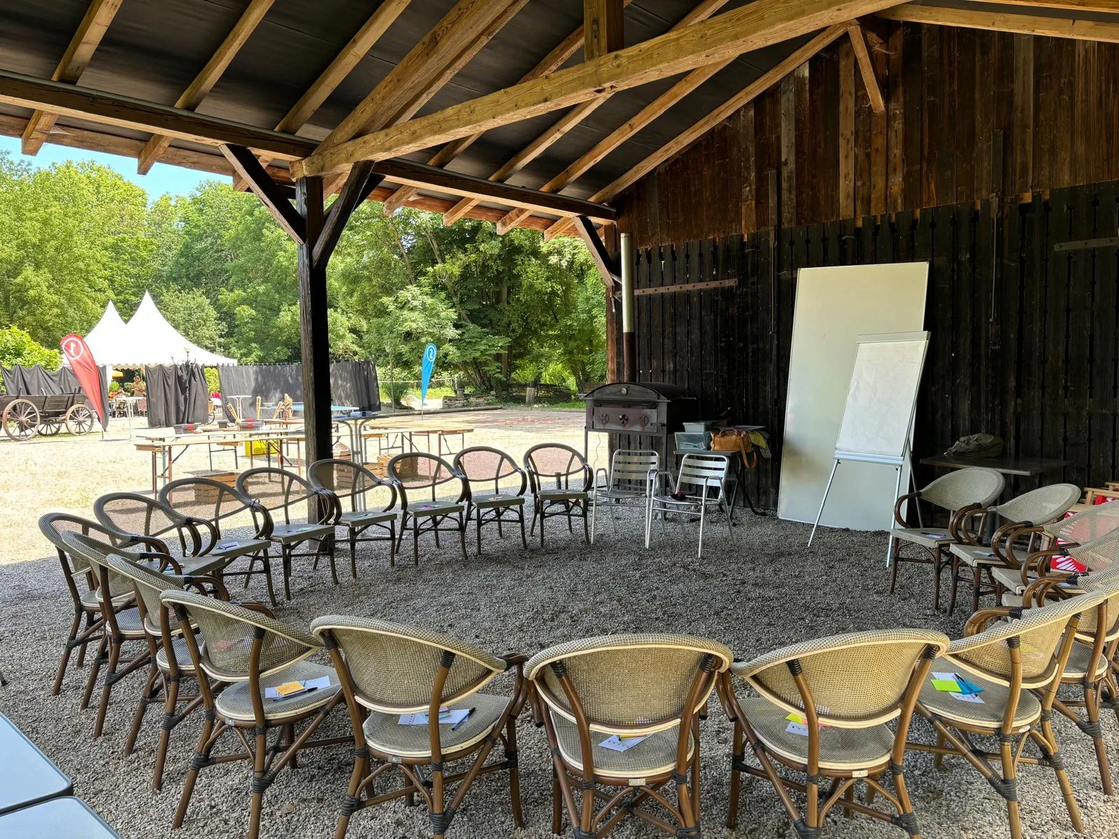 Corporate retreat Laval working dinner in room with outdoor view · INNOV'events
