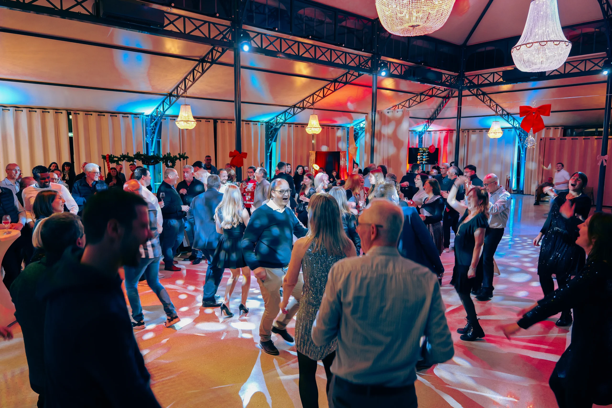 Employés réunis pour party de Noël Montréal Vieux-Port animation scène · INNOV'events