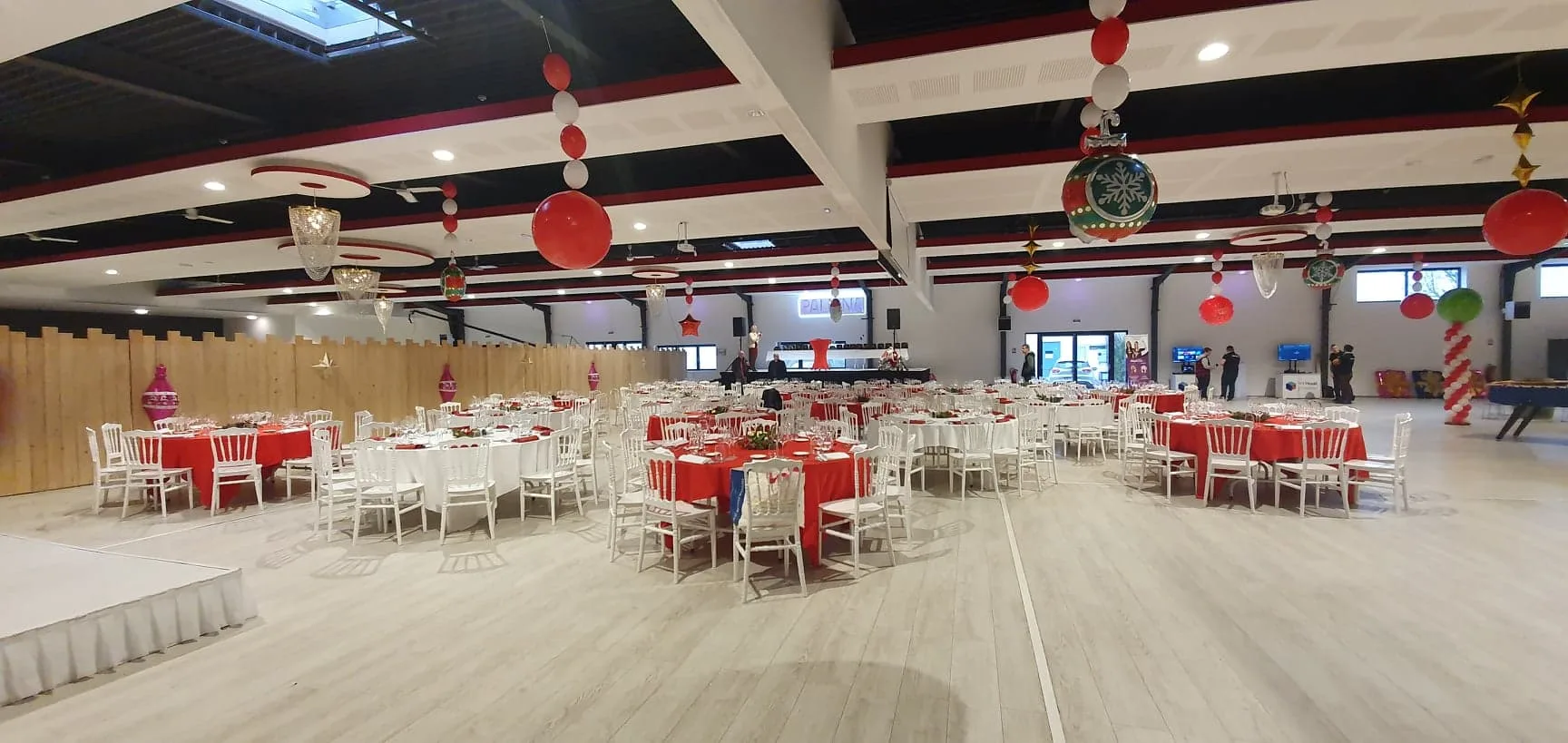 Party de Noël corporatif Trois-Rivières salle lumineuse décoration festive · INNOV'events