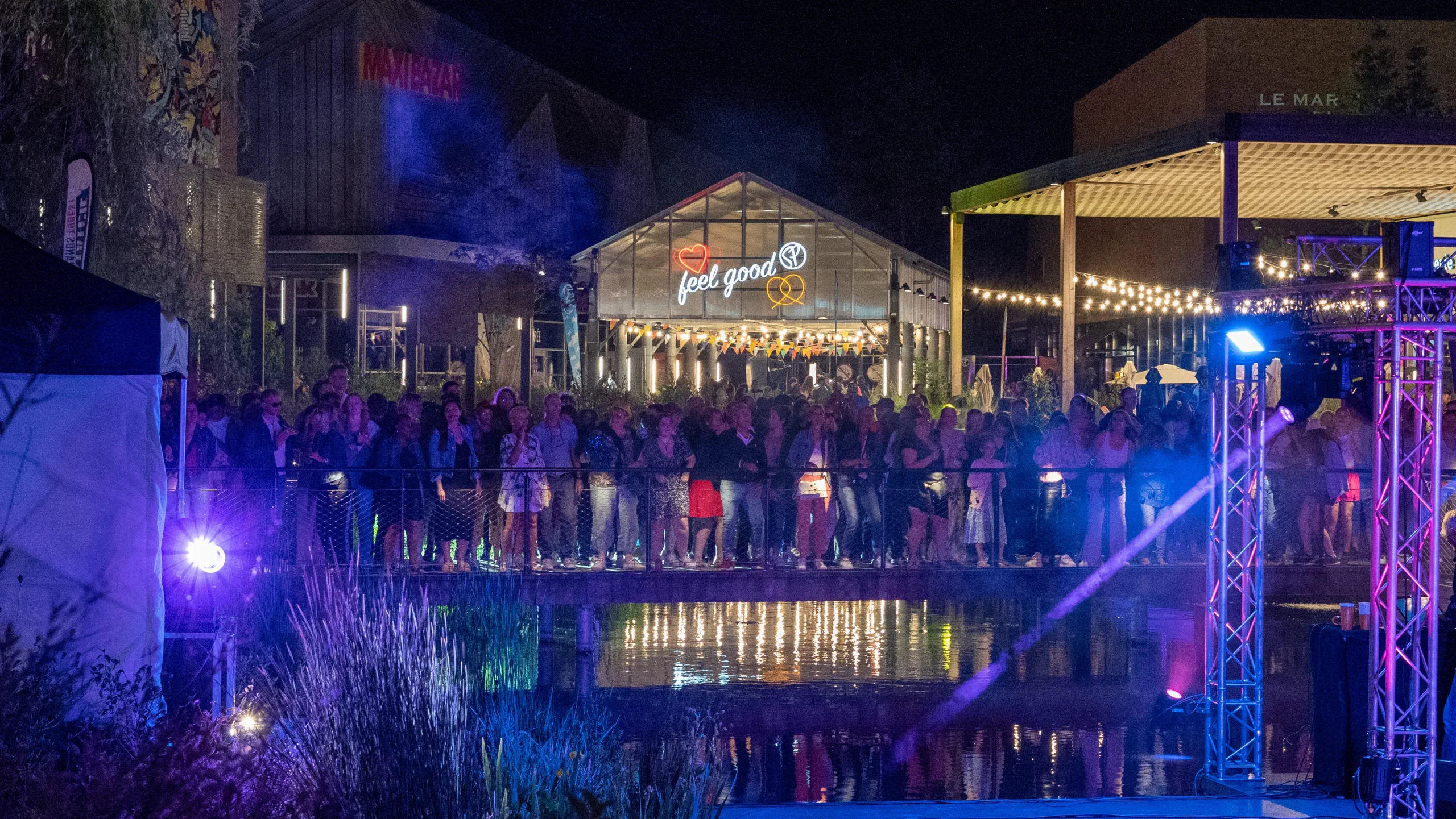 Lieu événementiel feux d'artifice Trois-Rivières vue Saint-Laurent de nuit · INNOV'events