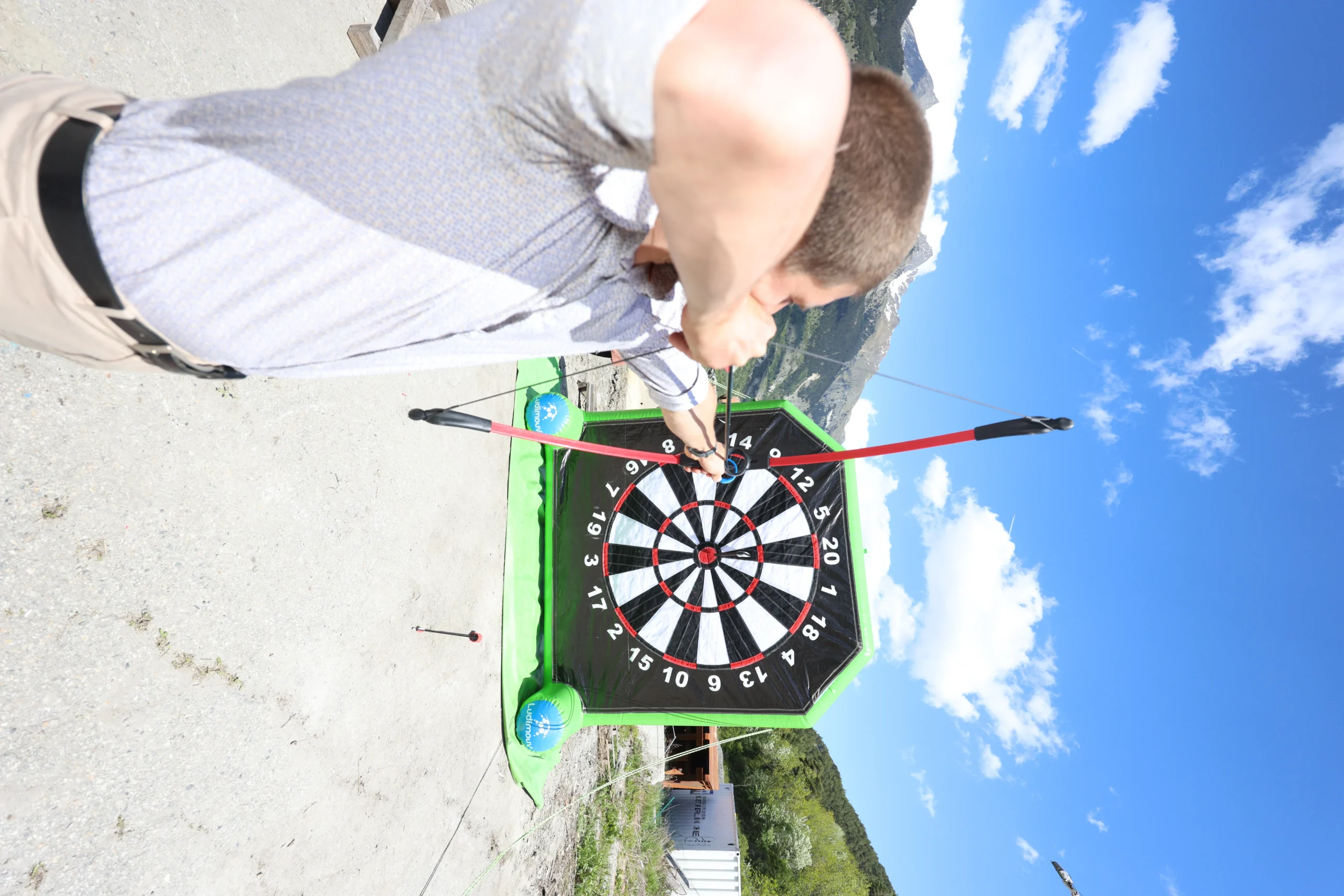 Corporate archery facilitation Laval instructor guiding team shots · INNOV'events