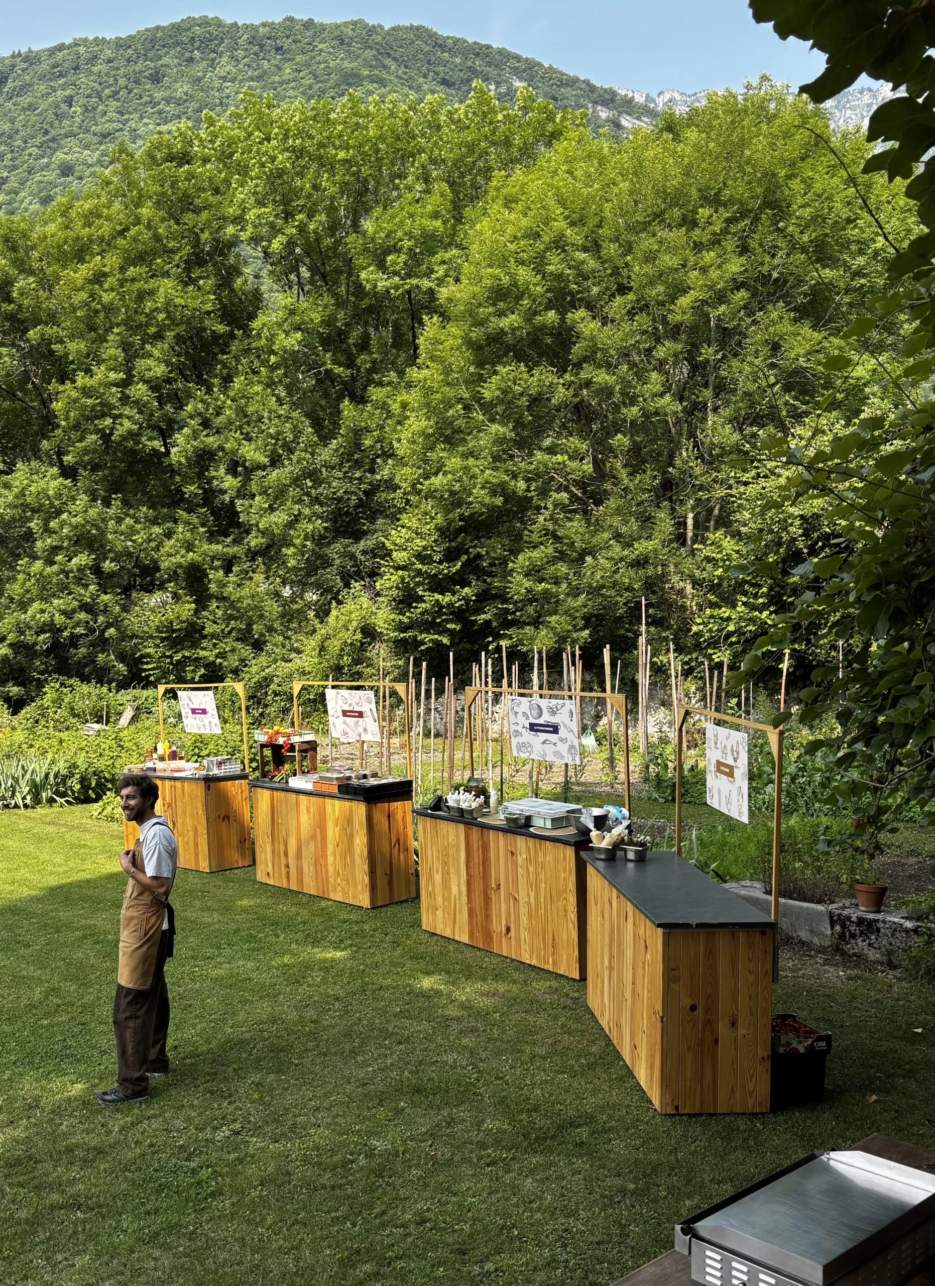 Food truck rental in Laval, service along the Rivière des Prairies during a corporate event · INNOV'events