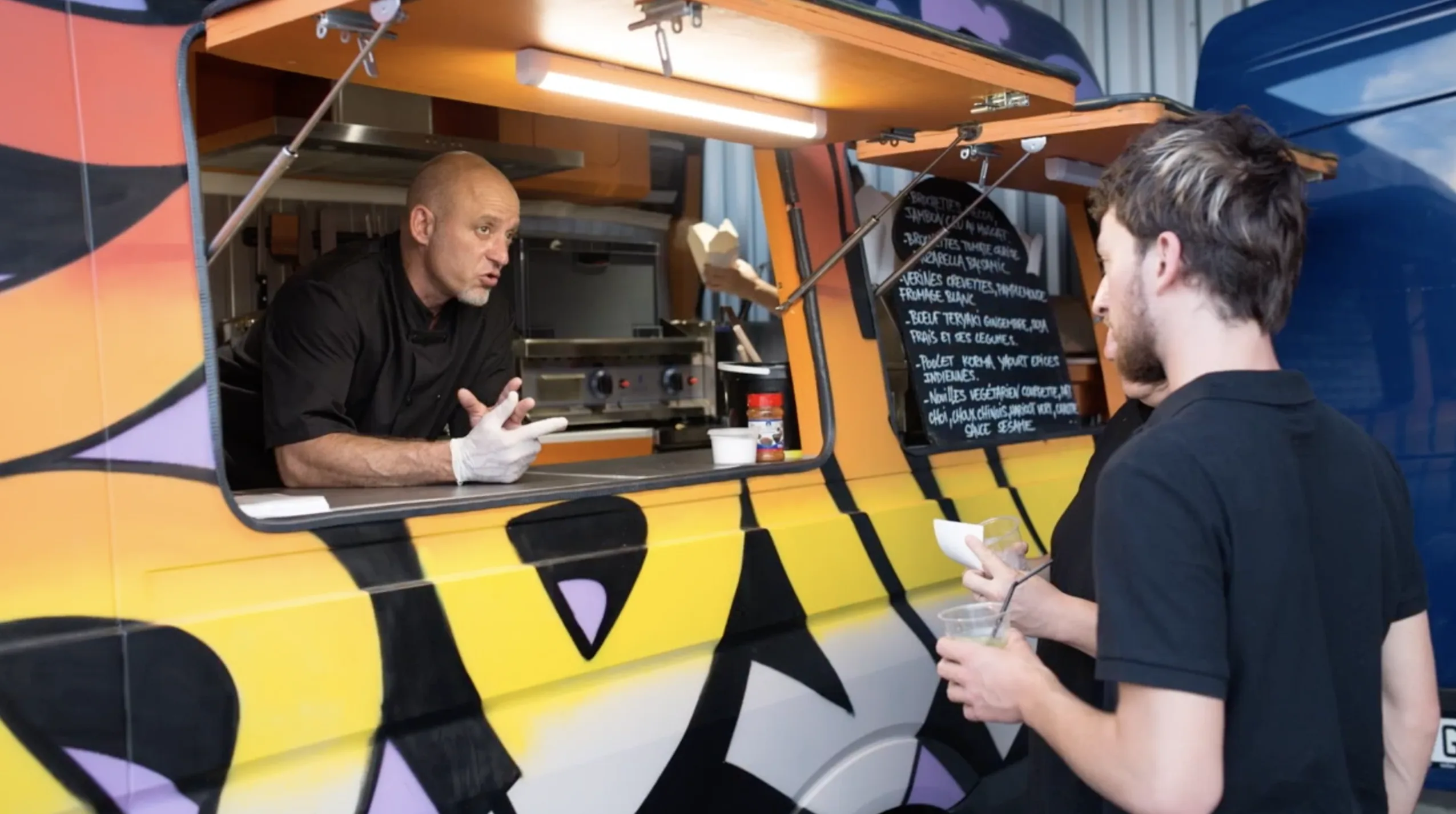 Corporate food truck in Laval, outdoor service on boulevard des Laurentides · INNOV'events event planning