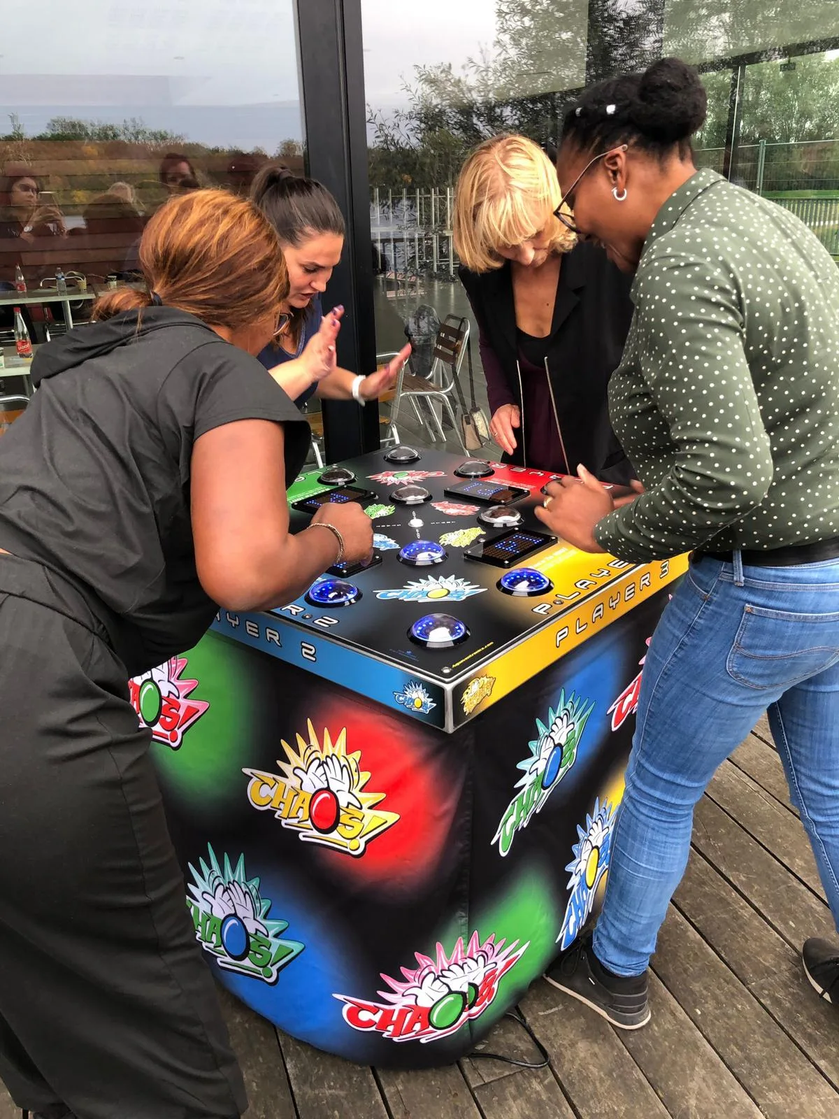 Corporate arcade games Quebec employees focused on retro machines corporate evening · INNOV'events