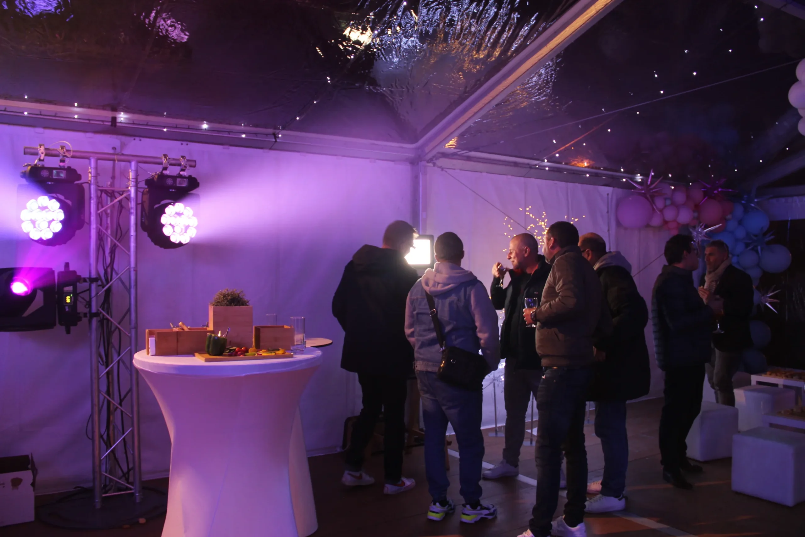 Chapiteau de réception location de chapiteau Laval tables dressées sous tente · INNOV'events