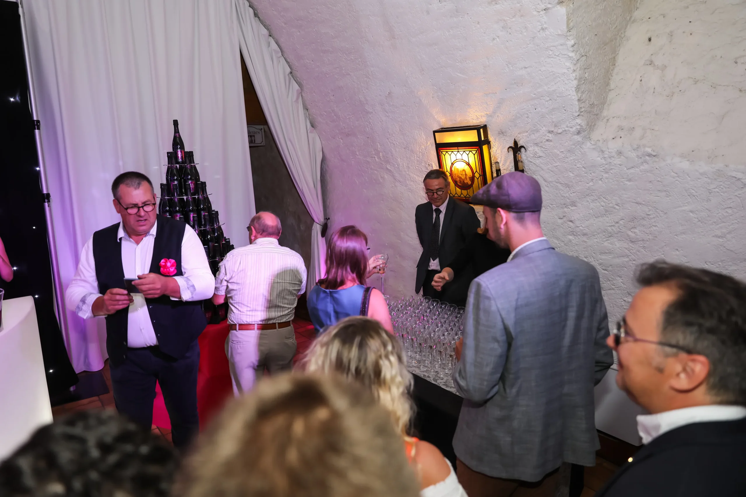 Dégustation Québec groupe assis en terrasse face aux chutes Montmorency verre en main · INNOV'events