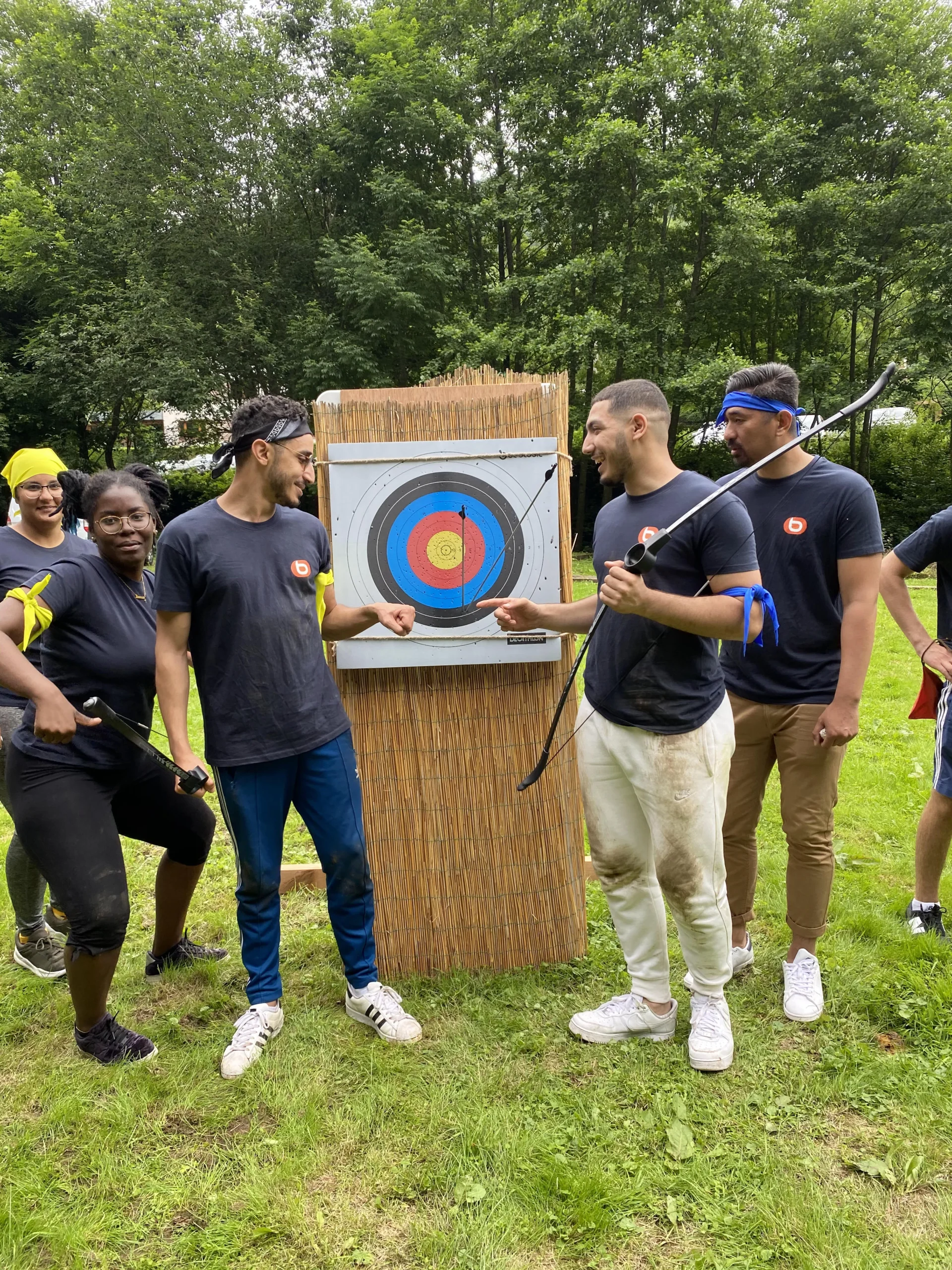 Corporate archery Laval team competition coloured targets on grass · INNOV'events