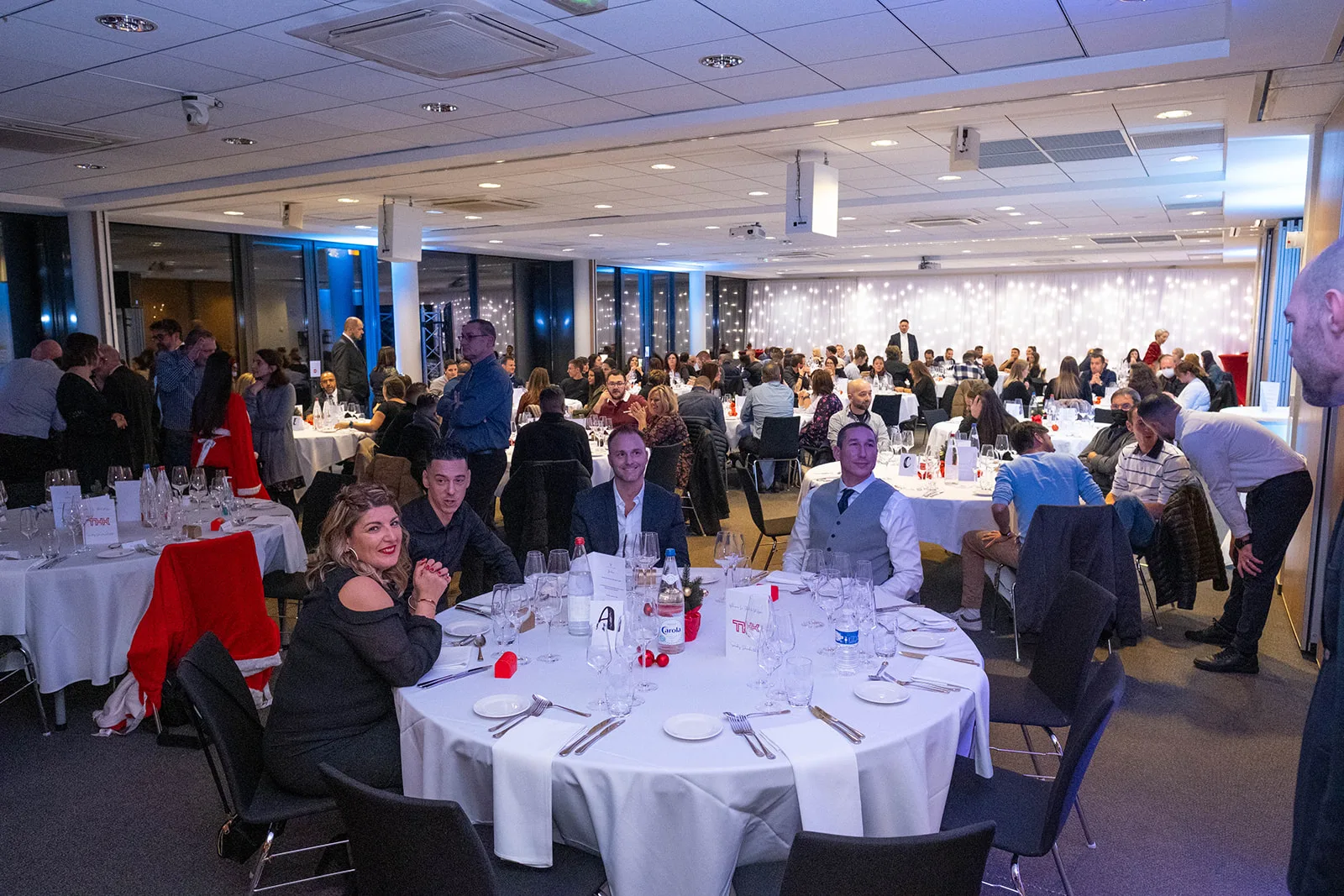 Corporate AGM in Quebec, speaker on stage at microphone with blue corporate backdrop · INNOV'events