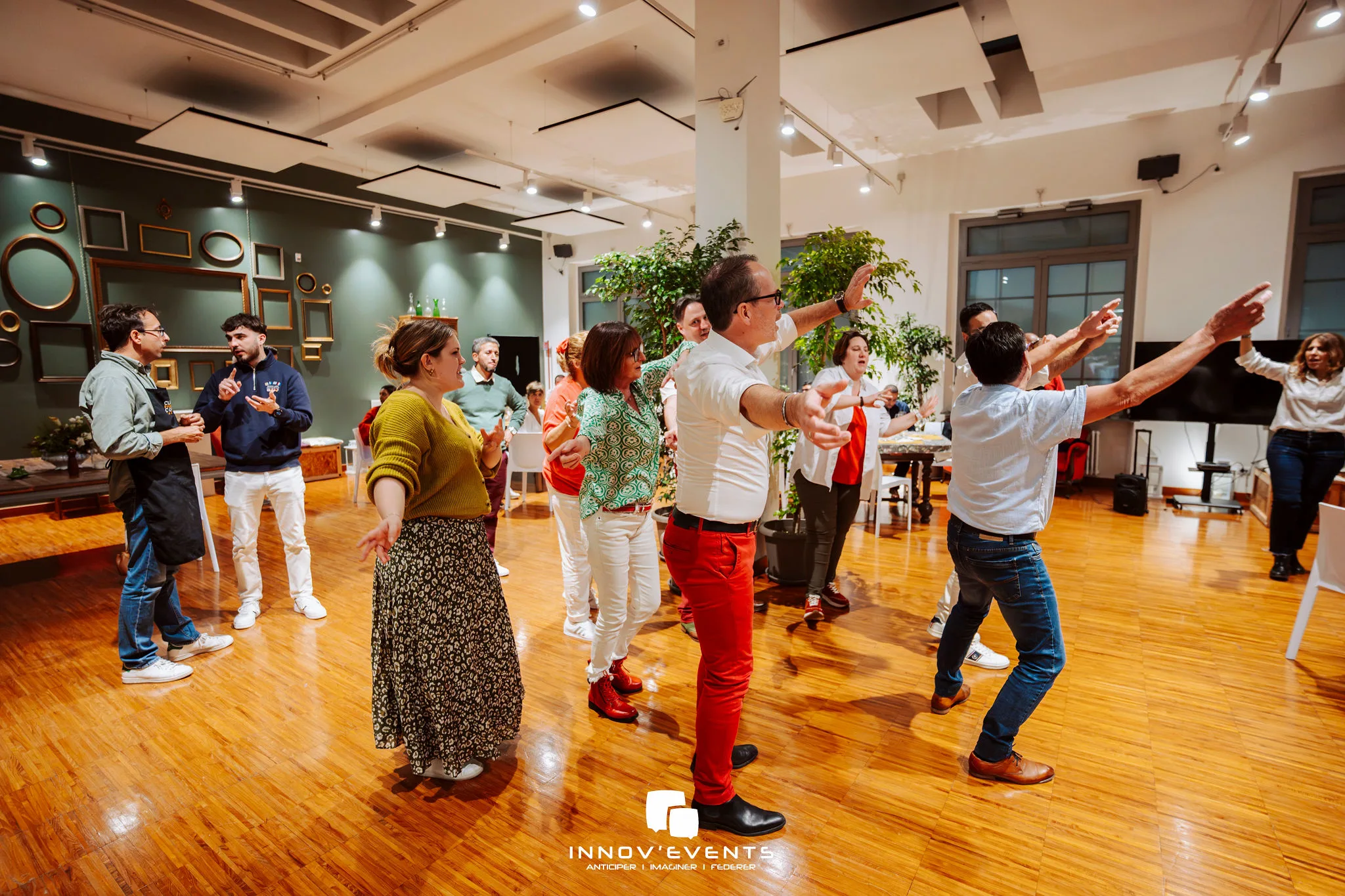 Atelier jeu d'acteur Trois-Rivières participants en cercle dans salle modulable · INNOV'events