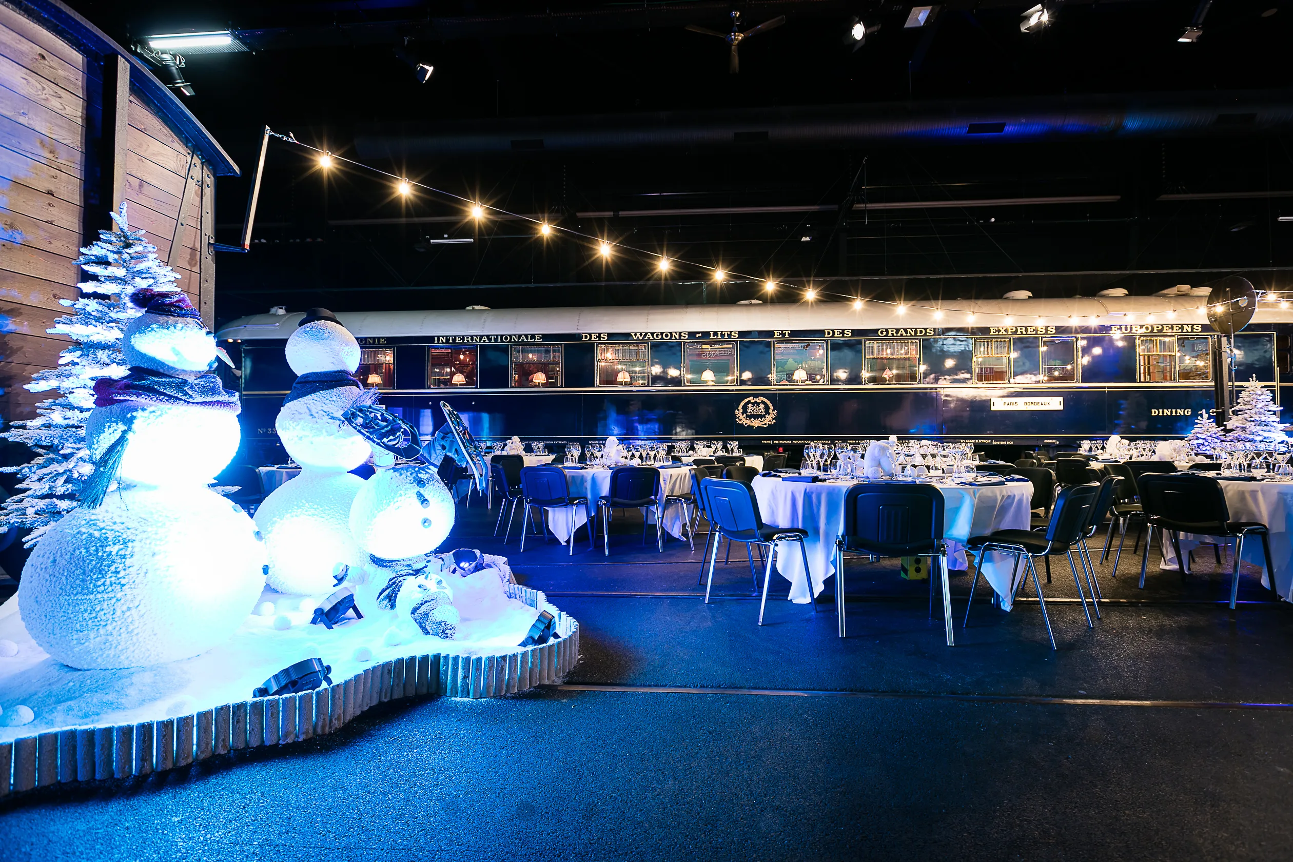 Corporate Christmas party Montreal decorated hall, large Christmas tree, employees · INNOV'events