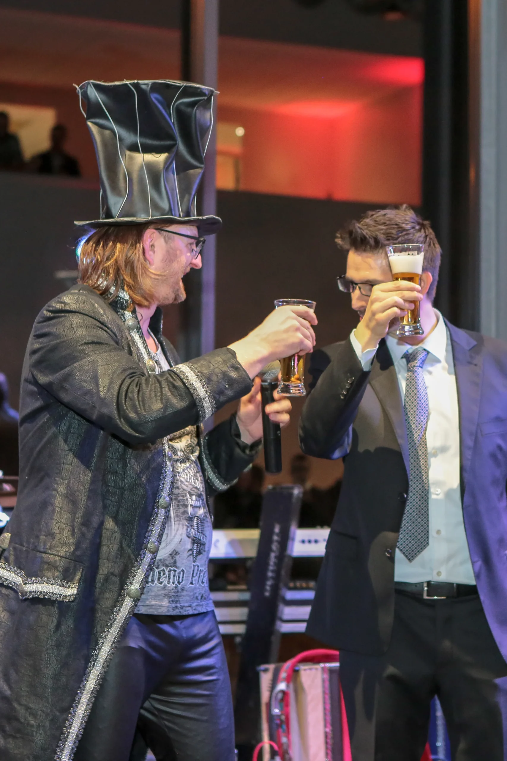 Mime d'entreprise Trois-Rivières artiste interagissant avec participants lors d'un cocktail corporatif · INNOV'events