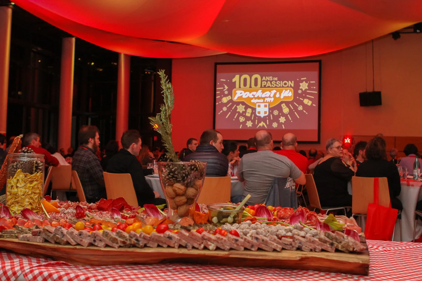 Gala d'entreprise assis anniversaire corporatif Trois-Rivières salle de prestige tables rondes · INNOV'events