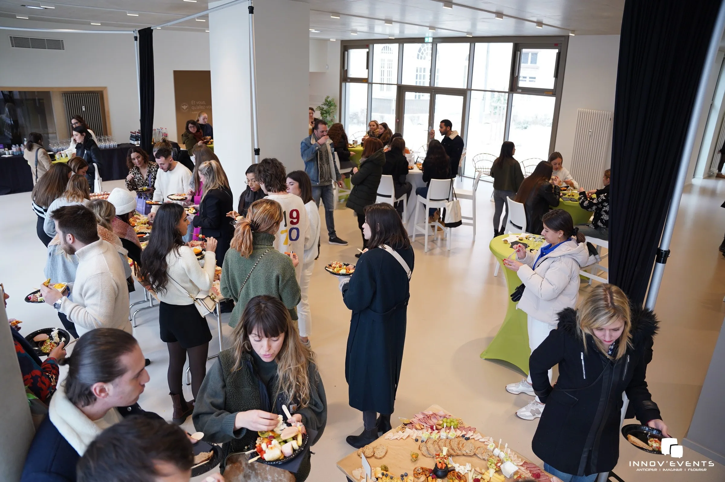 Location de salle événementielle Québec vue panoramique fleuve Saint-Laurent depuis salle de conférence · INNOV'events
