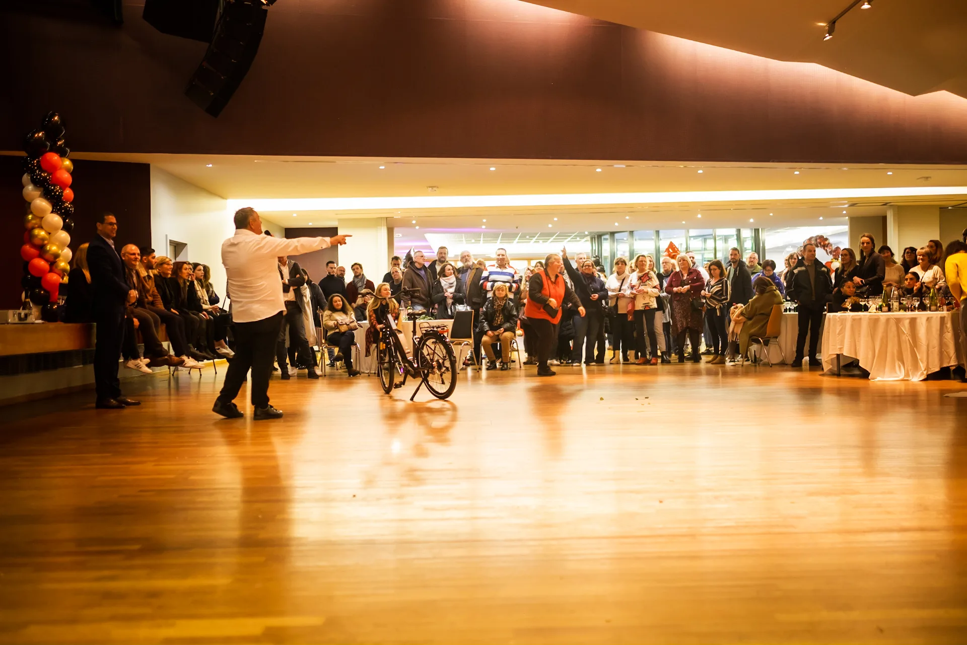Mime Trois-Rivières artiste en costume sobre devant façades patrimoniales du Vieux-Trois-Rivières · INNOV'events