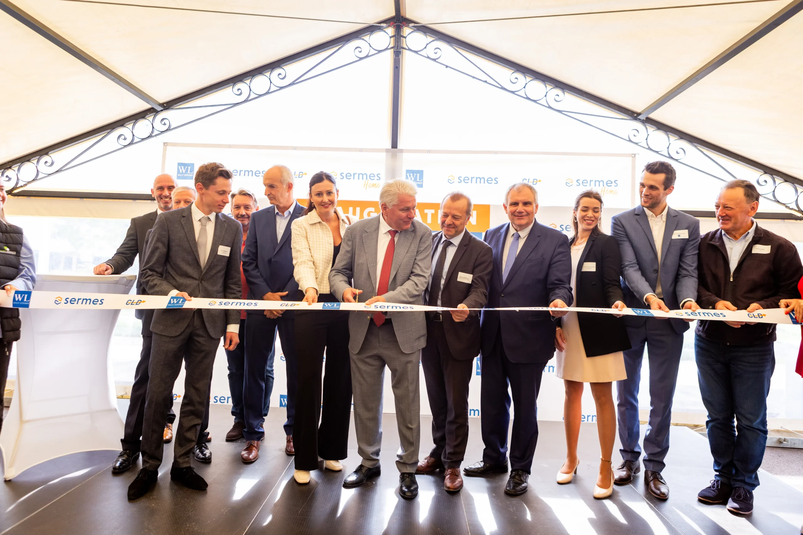 Cérémonie inaugurale entreprise Laval salle plénière avec estrade et éclairage · INNOV'events