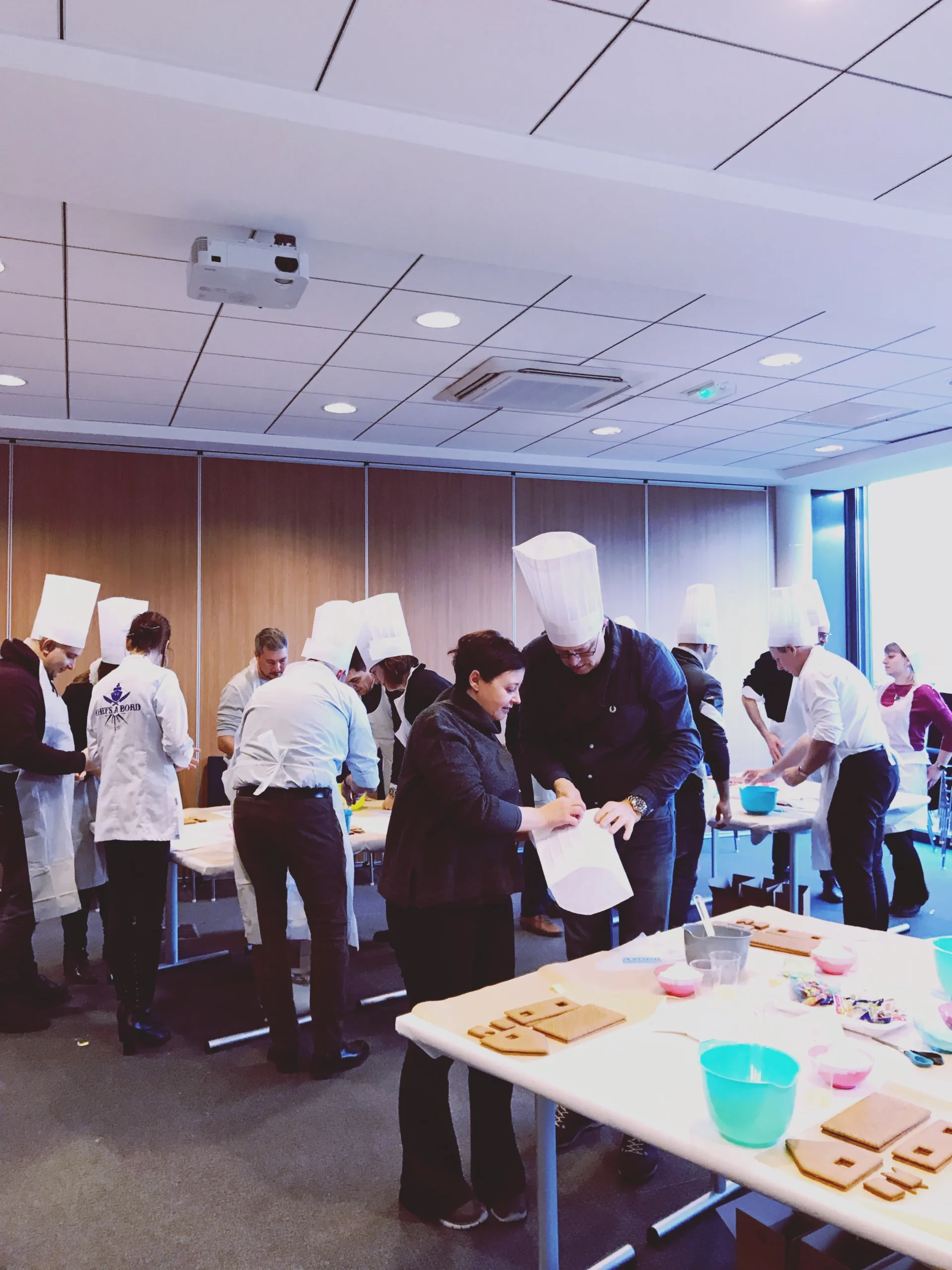 Activité de consolidation d'équipe entreprise au Québec, souper de groupe en salle · INNOV'events
