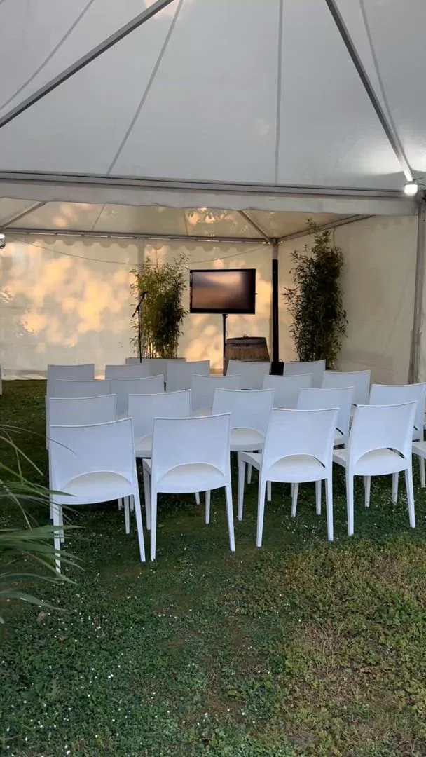 location de chapiteau Québec intérieur habillé lumières chaudes pour cocktail corporatif · INNOV'events