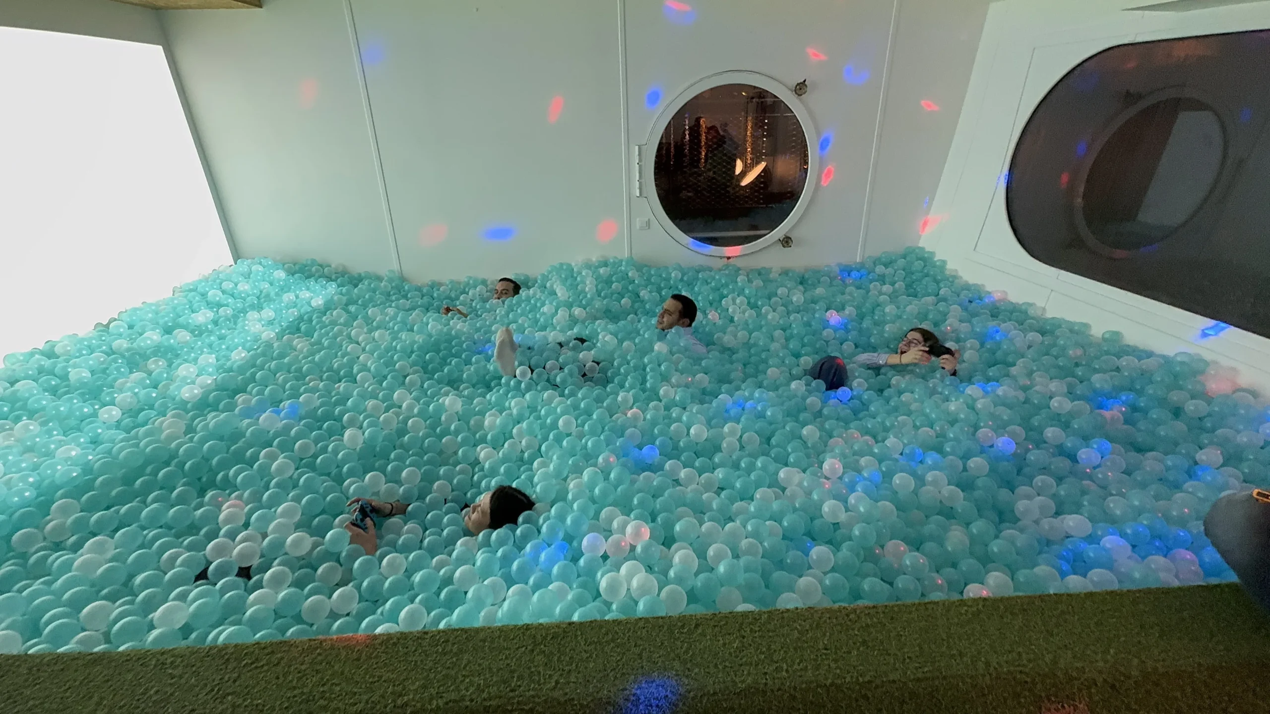 Ball pit team-building integration Montreal team rotations timed challenge · INNOV'events