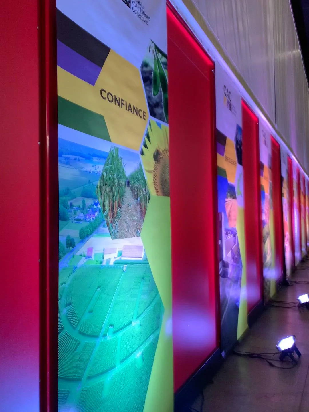 Product launch corporate event communication Quebec lit stage in congress hall · INNOV'events