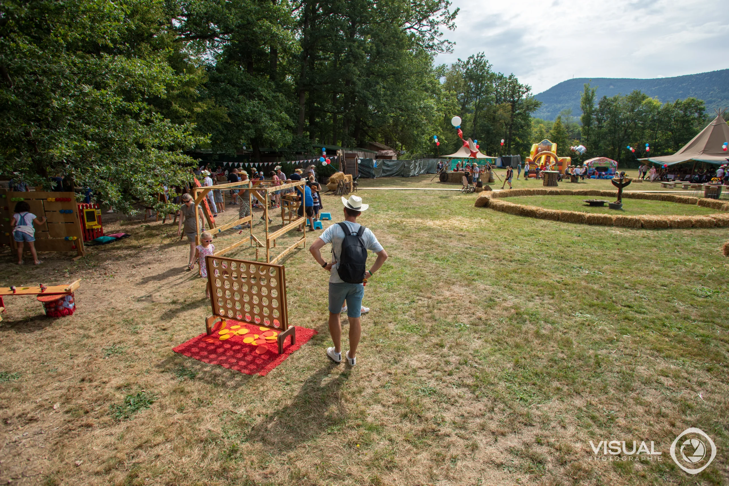 Corporate fair in Quebec with participants at midway game booths and the river in the background at Vieux-Port · INNOV'events