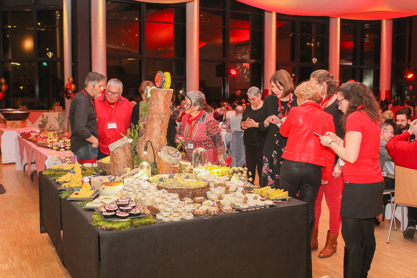 Expérience gastronomique immersive Trois-Rivières groupe autour d'un atelier culinaire en salle voûtée · INNOV'events