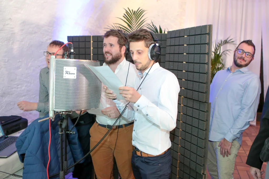 Hire a professional interpreter for your corporate event in Laval.