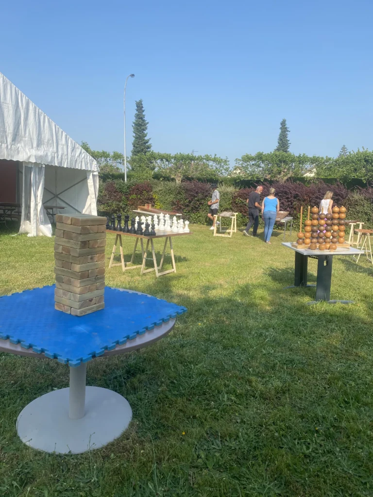 Plan a corporate sports challenge · giant games event in Laval.