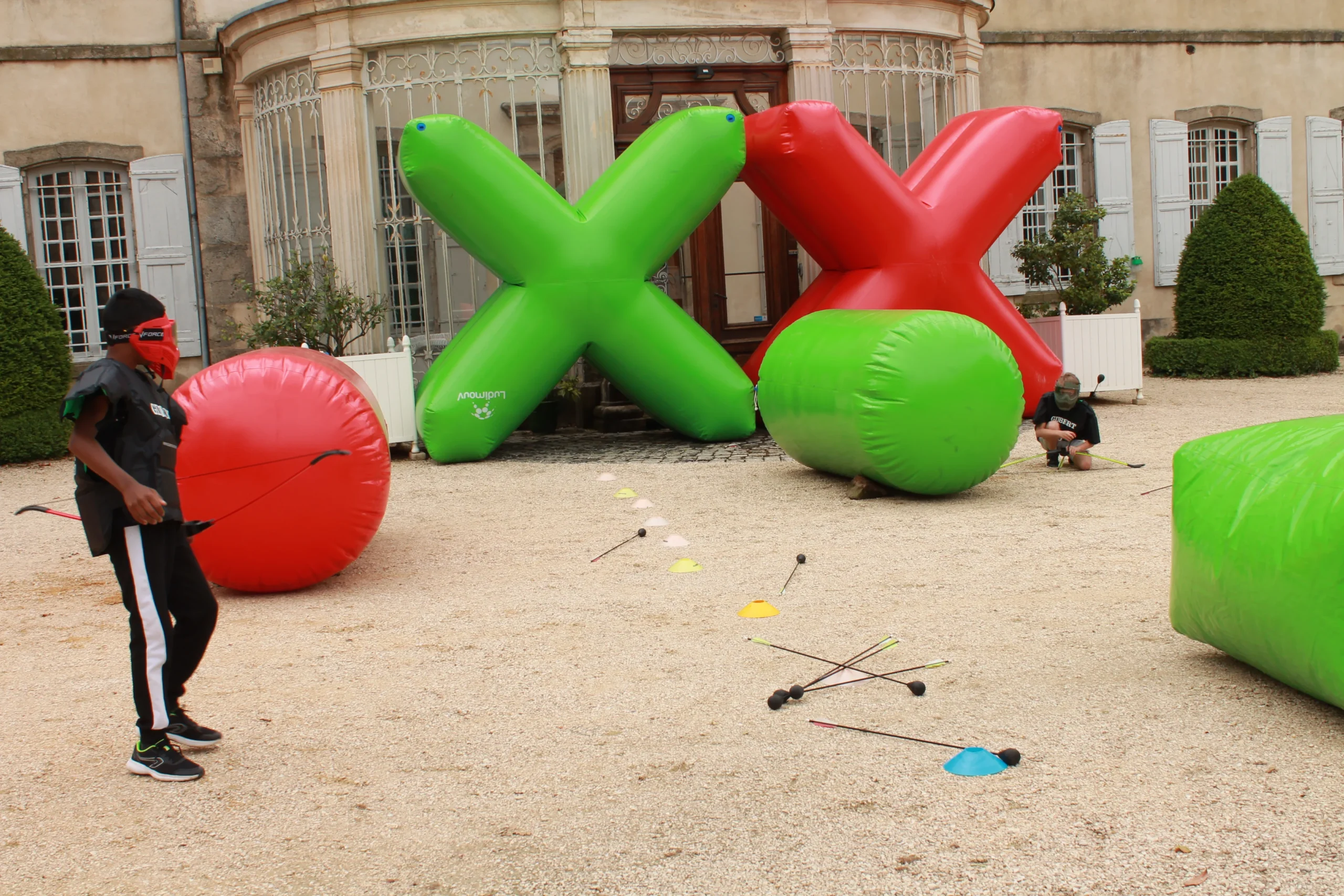 Inflatable activity Laval corporate group outdoor zone sunny day · INNOV'events