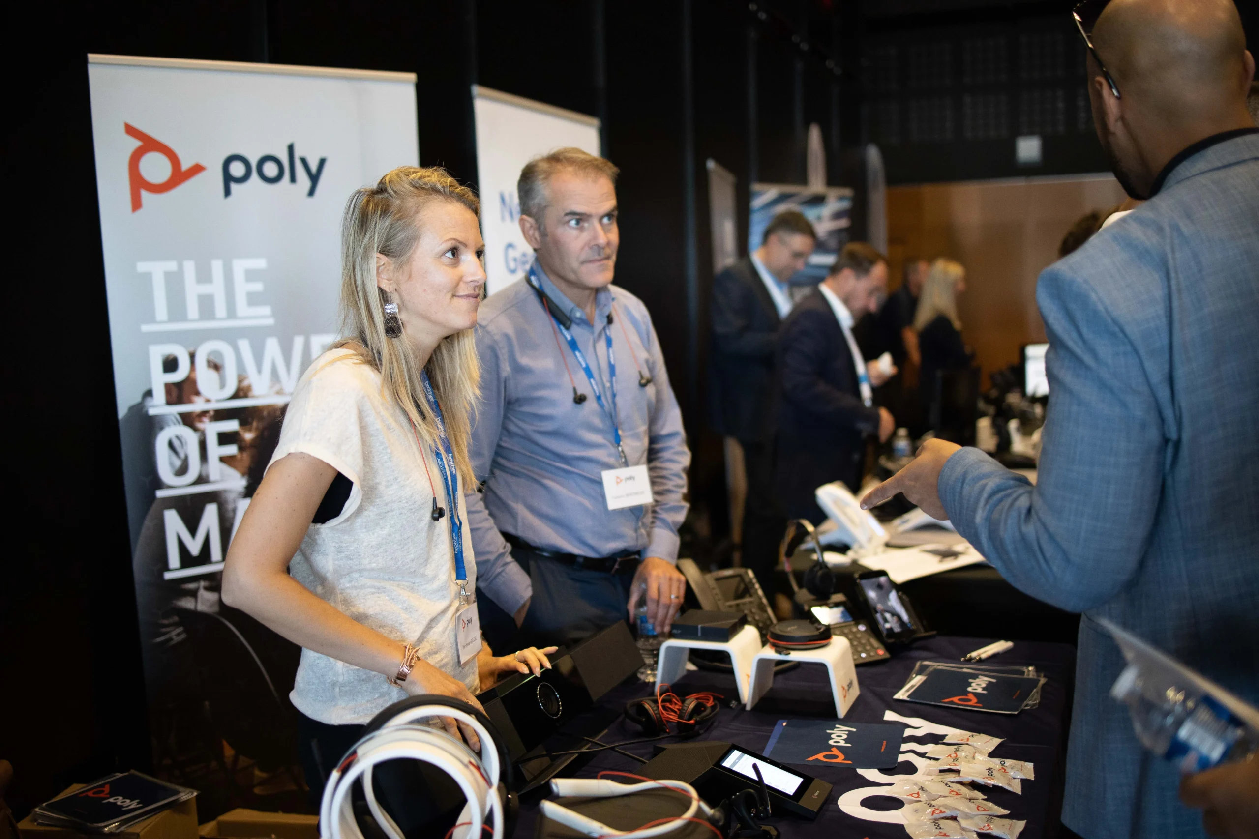 Corporate booth in Quebec Vieux-Port view, participants at a product demonstration · INNOV'events event planning