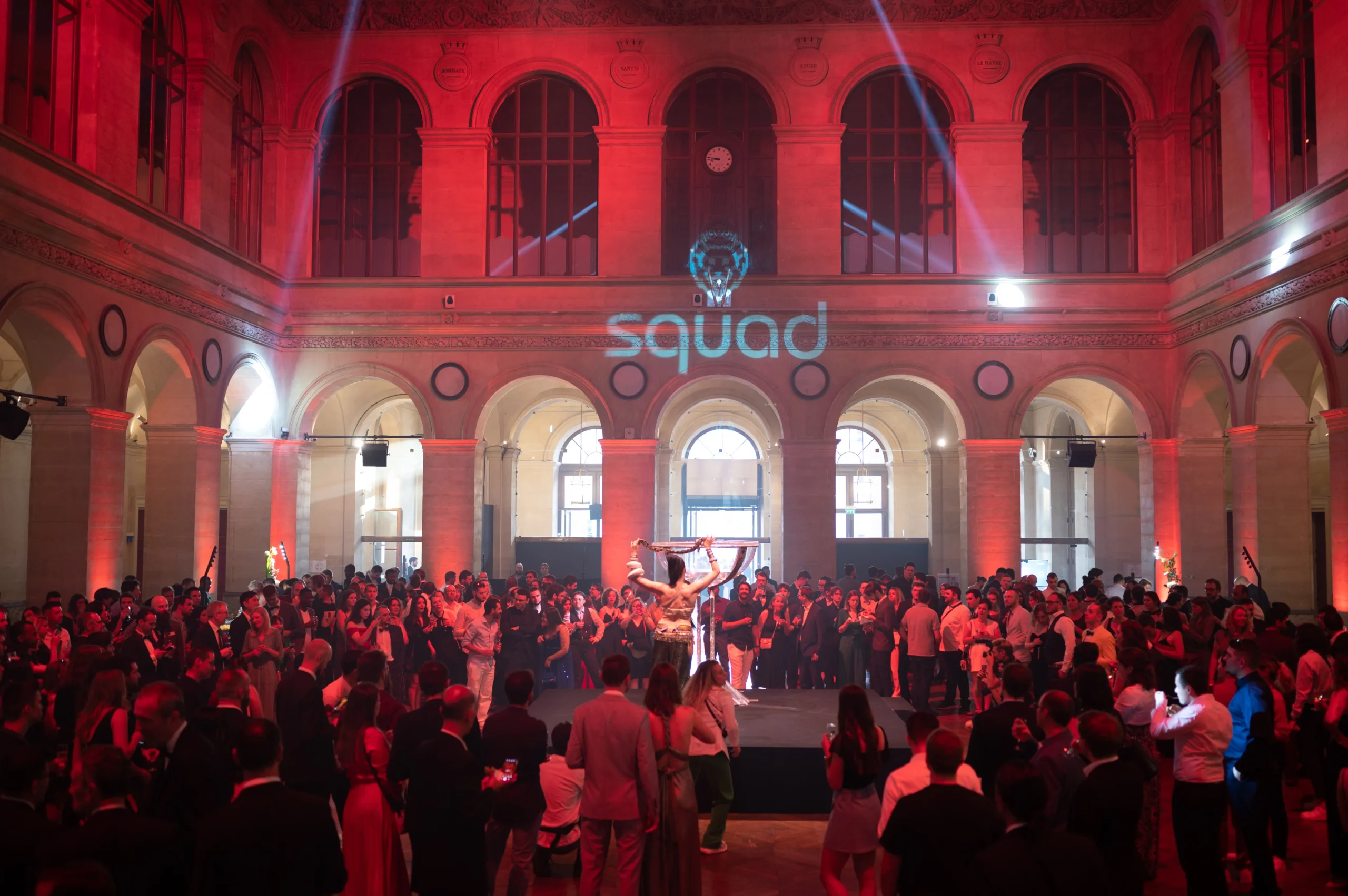 Outdoor projection mapping corporate light branding Montreal · INNOV'events