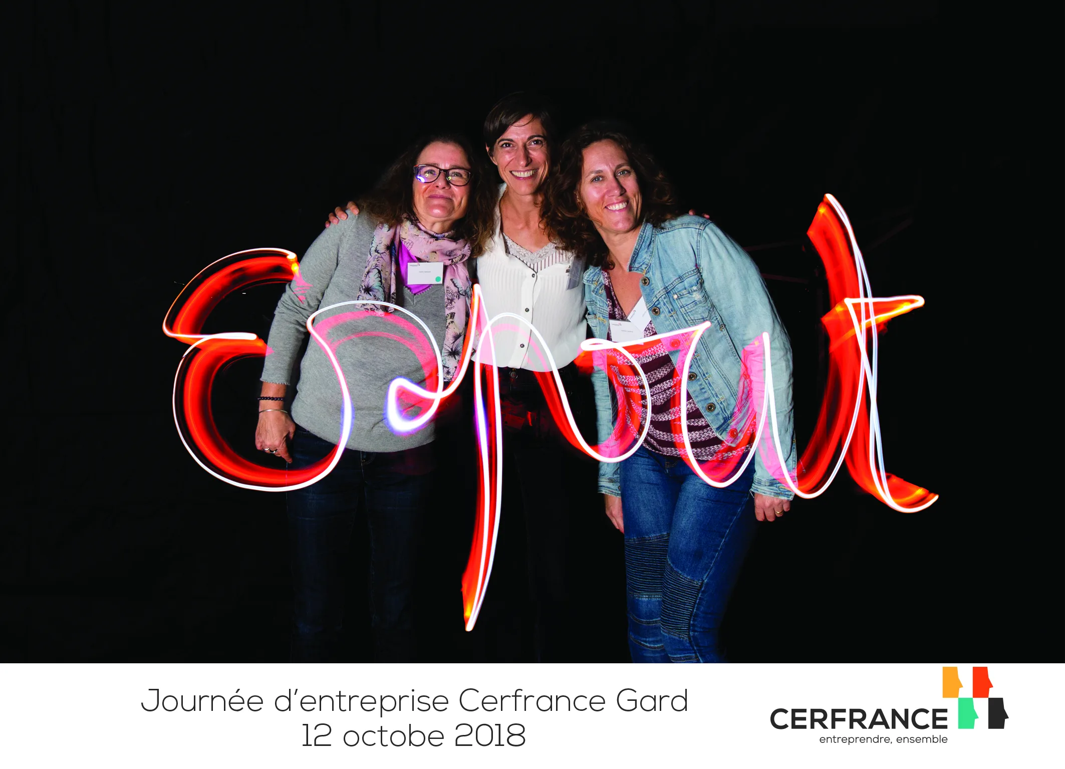 Atelier light painting entreprise Laval résultat photo abstraite sur fond noir · INNOV'events organisation d'événements