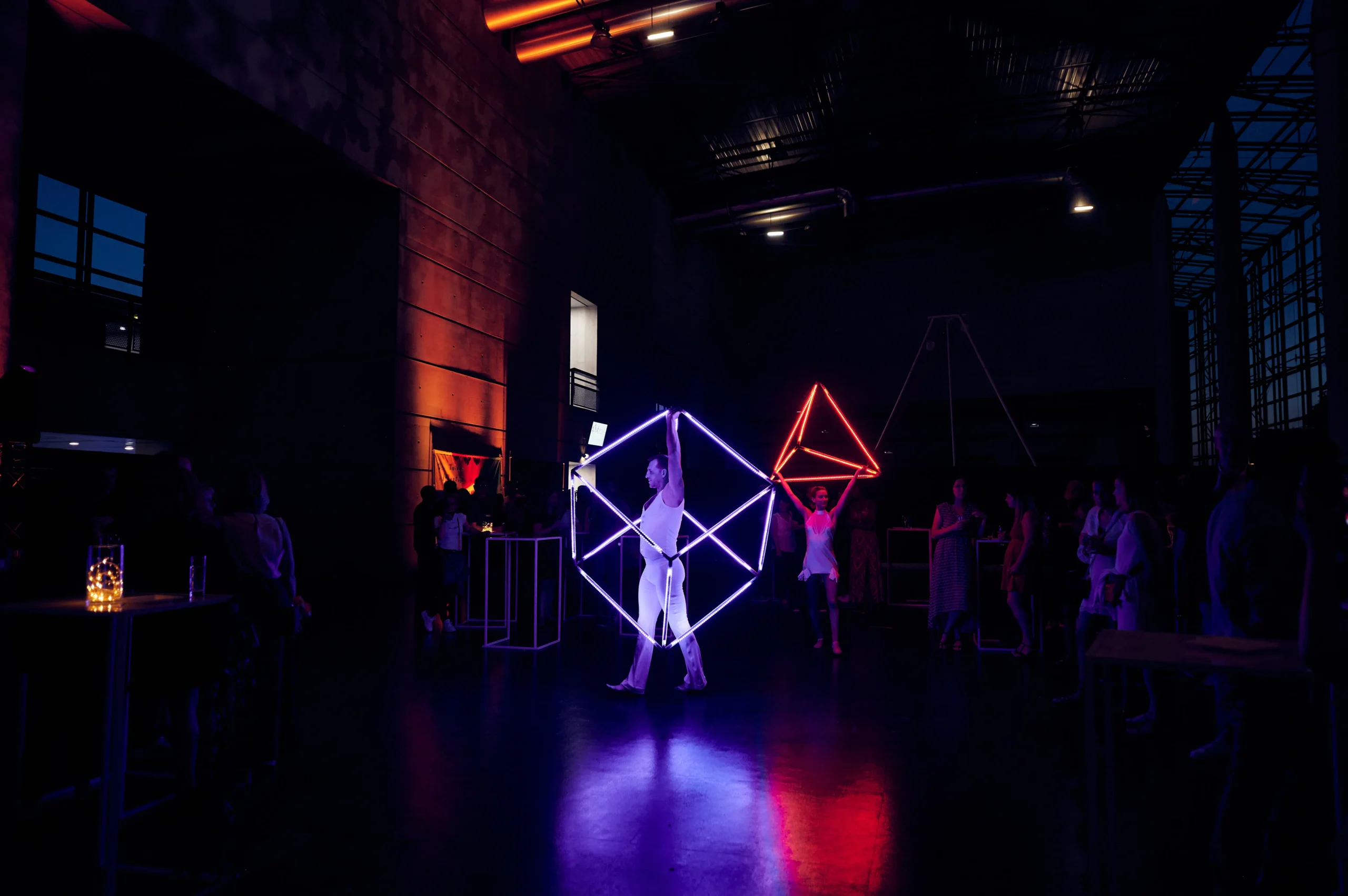 Animation lumineuse corporative Québec équipe en action avec filaments LED dans espace sombre · INNOV'events