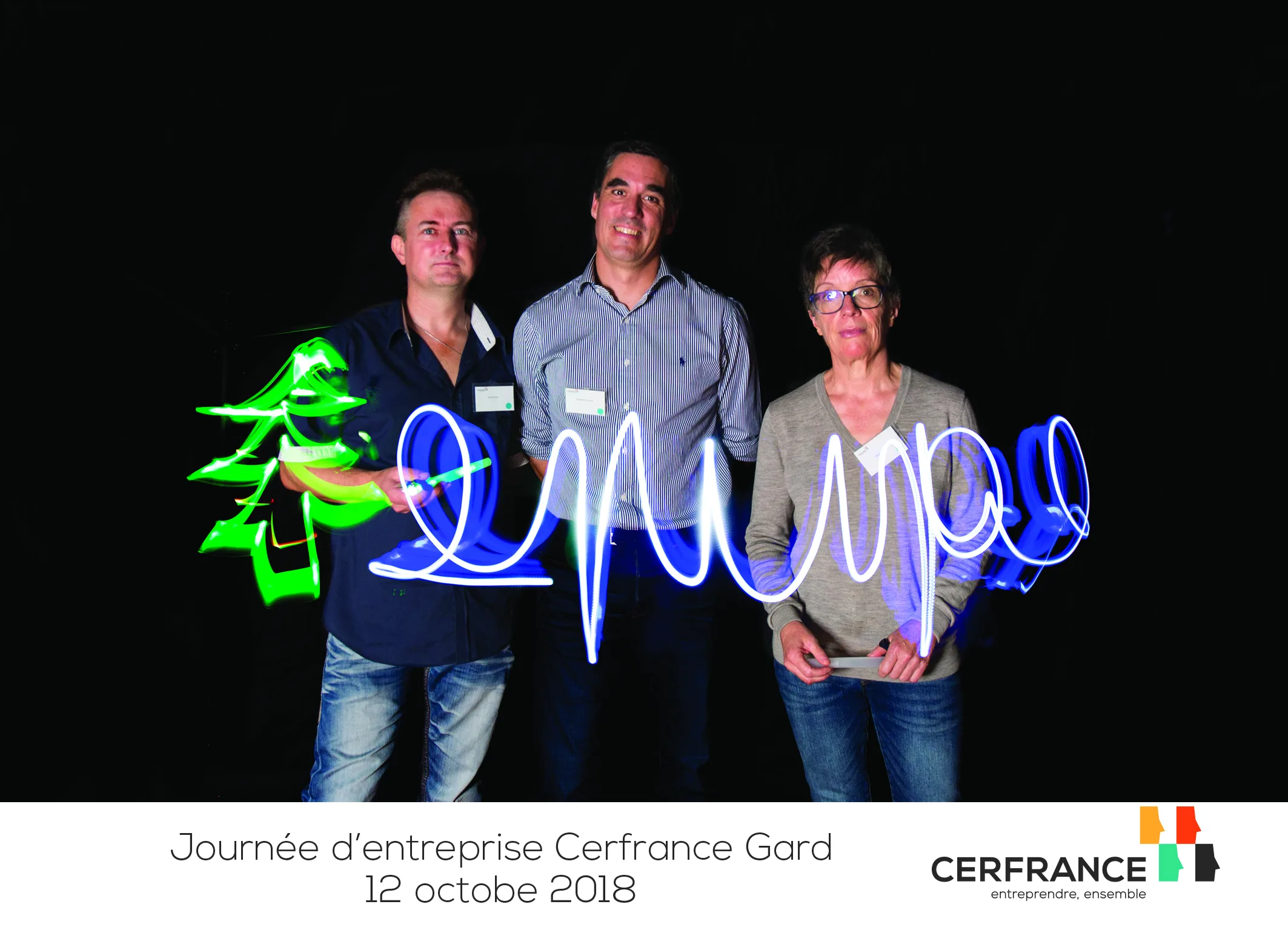 Light painting Laval équipe traçant des spirales lumineuses dans une salle obscurcie · INNOV'events