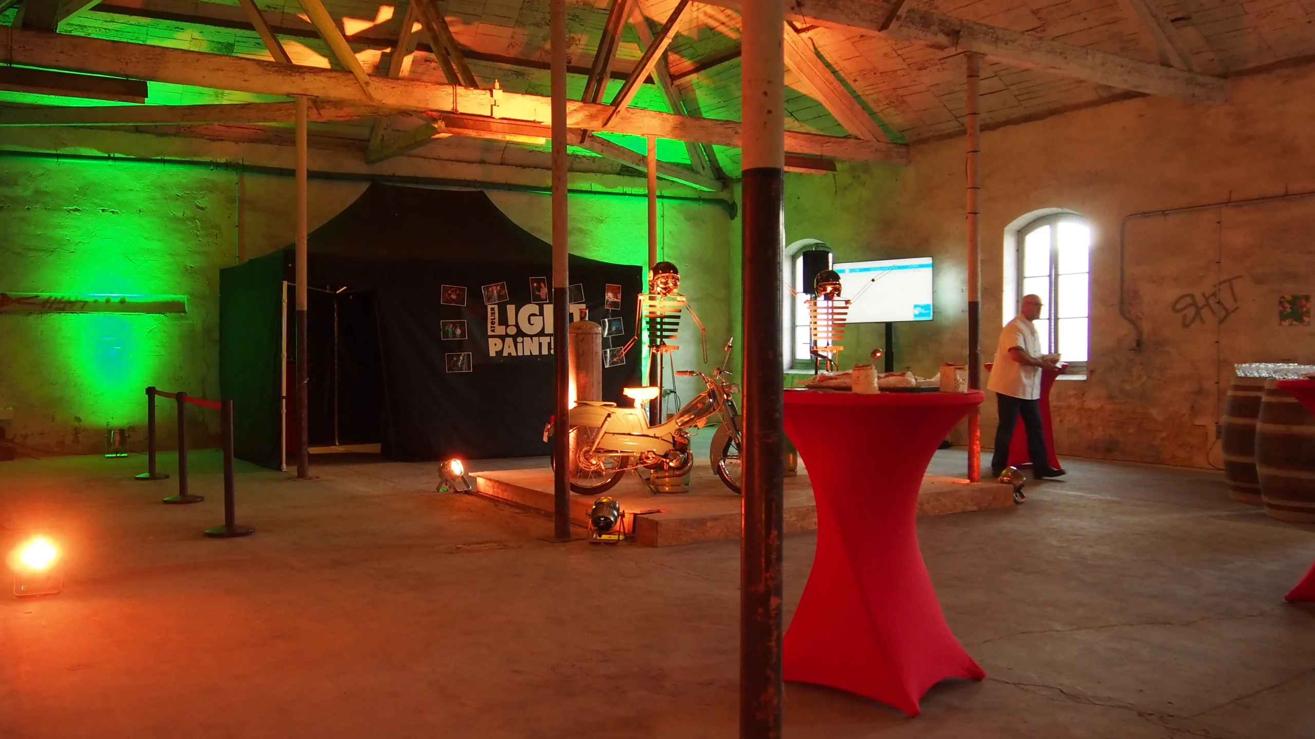 Light painting event venue in Montreal interior view of a converted warehouse in Saint-Henri · INNOV'events
