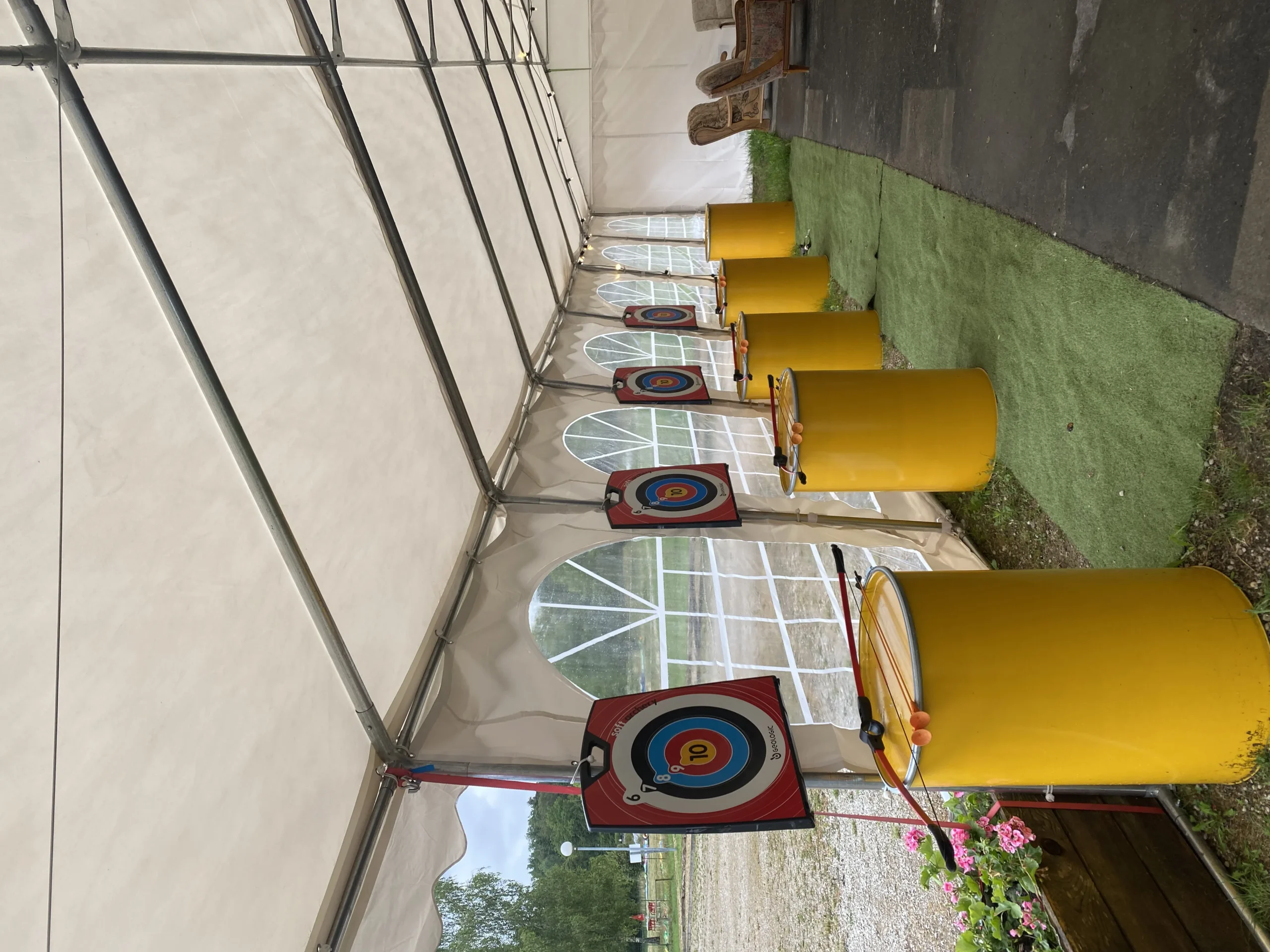 Corporate archery Trois-Rivieres group of employees in line facing targets at Île Saint-Quentin · INNOV'events