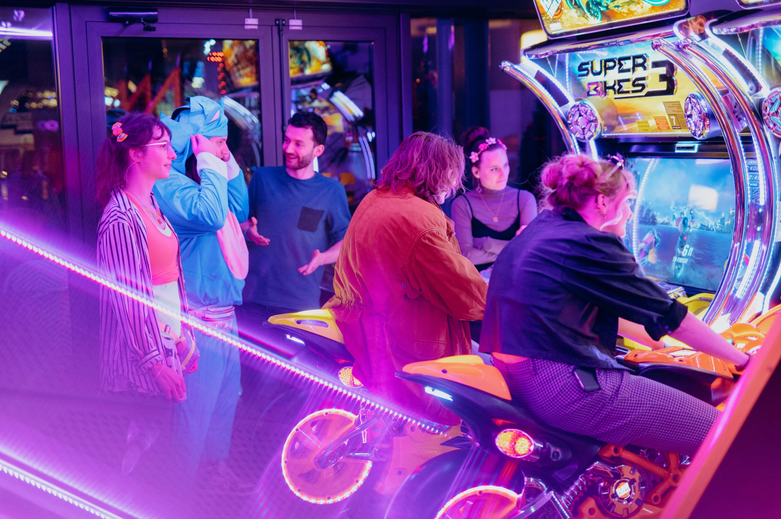 Corporate arcade games Quebec employees in tournament Saint-Roch event hall · INNOV'events