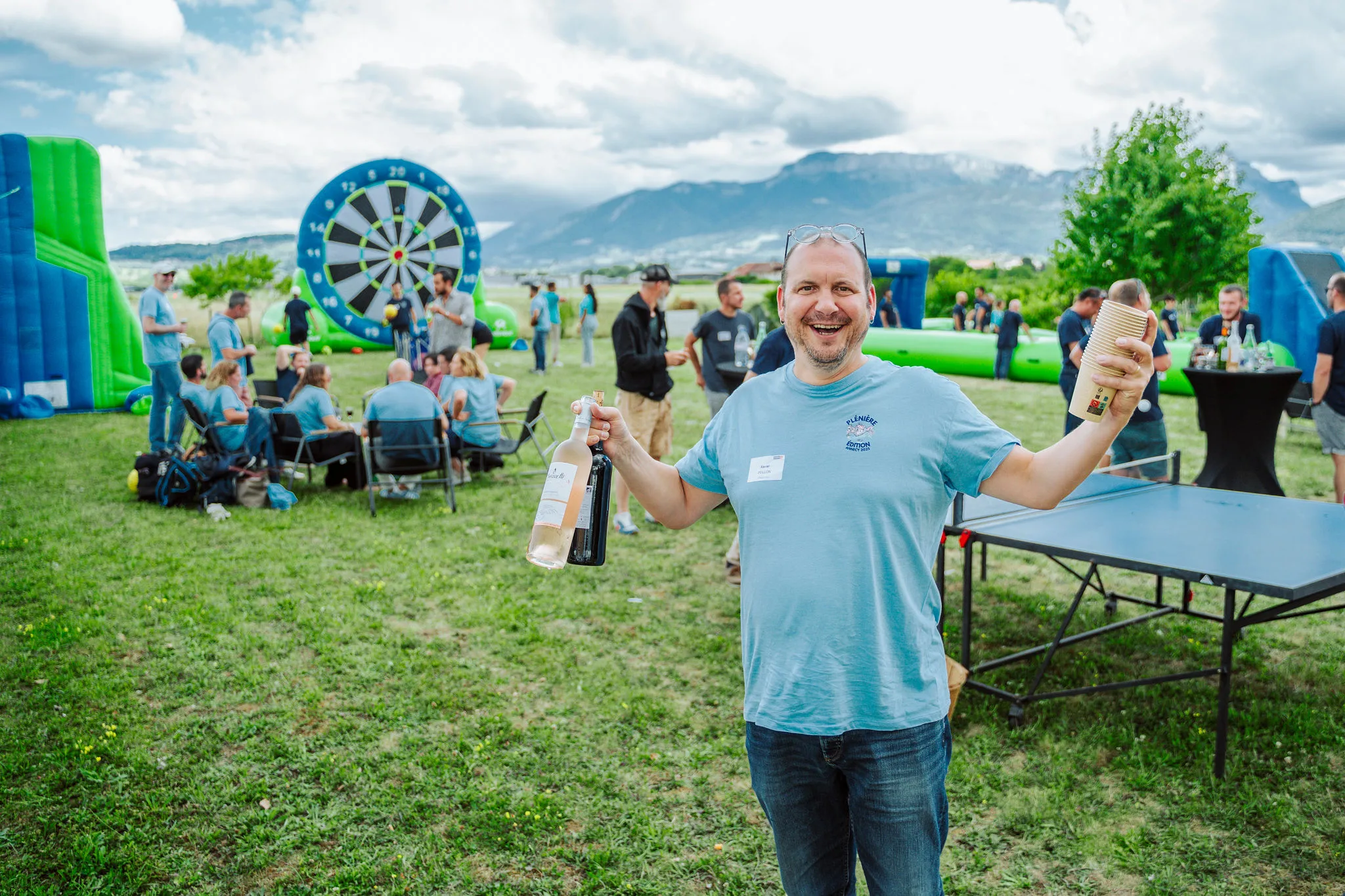 Inflatable games Quebec team relay race grassy field along the St. Lawrence · INNOV'events