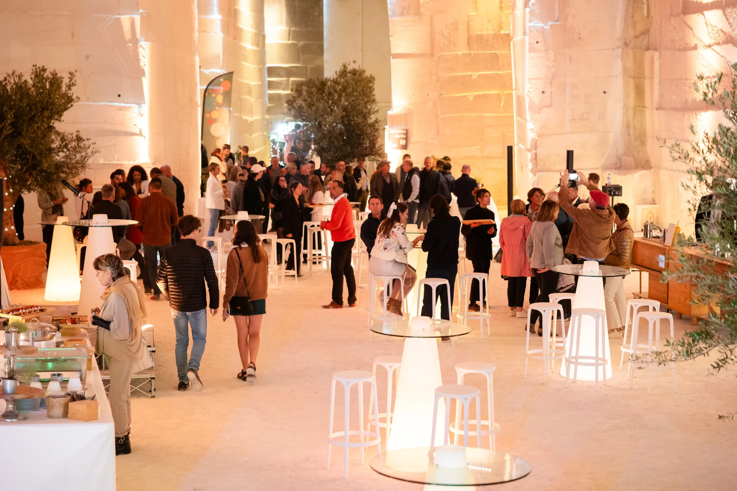 location de mobilier lumineux Québec poufs LED cocktail salle château pierre · INNOV'events